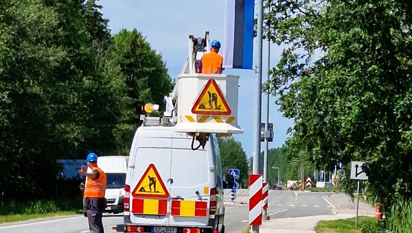 Võidupühaks paigaldatud lipud laulu- ja tantsupeo ajaks linna kaunistama ei jäänud