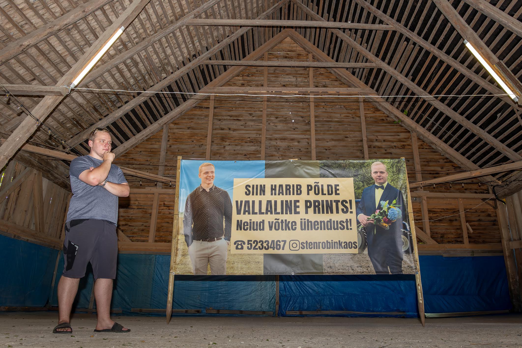Agronoomiametit pidav Sten-Robin Käos vanas küünis, kus pidas juuni viimasel nädalavahetusel maha 25 aasta juubeli. Fotol koos kursusekaaslastelt saadud kingitusega, mis oli paigaldatud Tallinna–Tartu–Luhamaa maantee äärde ja pälvis palju nii tuttavate kui ka juhuslike möödujate tähelepanu. Foto: Aigar Nagel