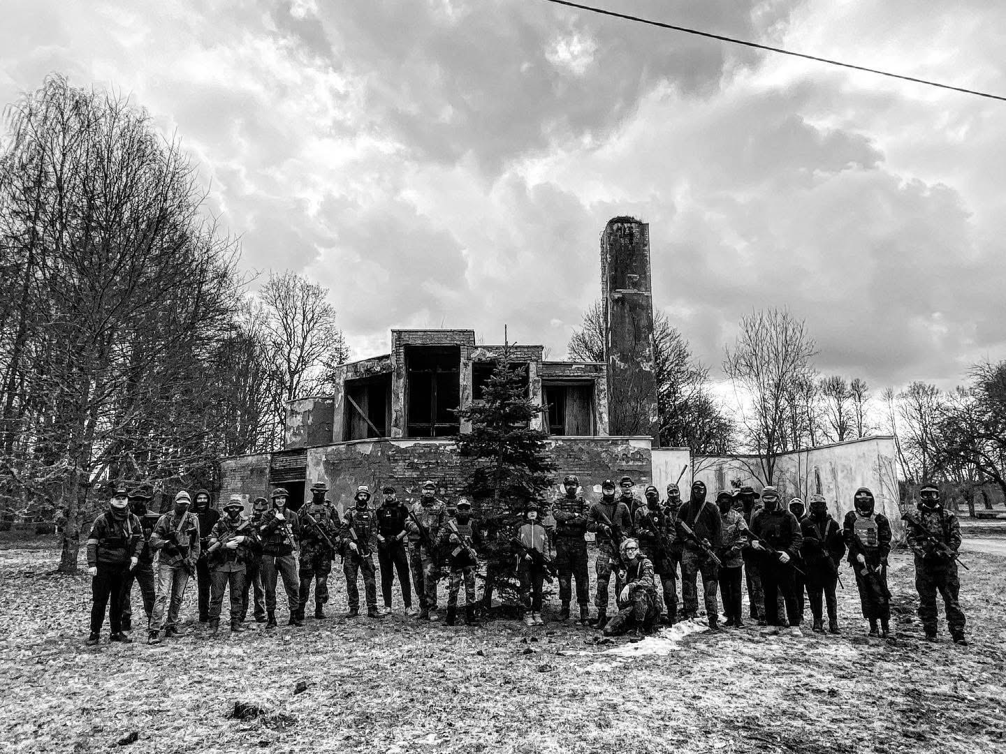 Sõjaline stimulatsioonimäng airsoft ja plastkuule laskvad õhupüssilaadsed relvad replica’d on leidnud tee rahva südamesse. Fotod: JAKO AIRSOFT