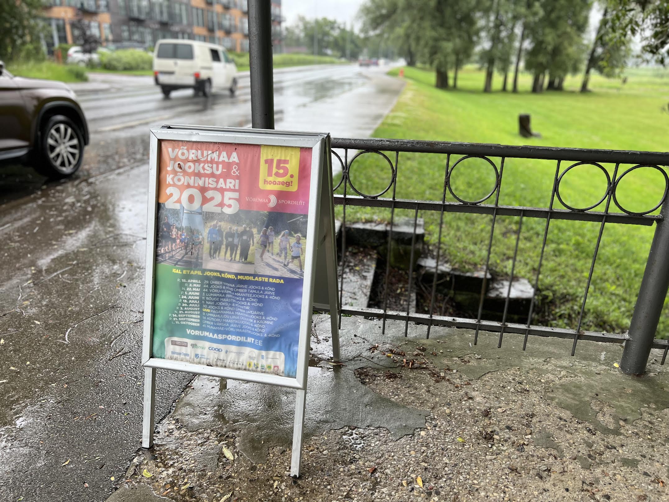 Mõnda aega oli Kreutzwaldi tänava bussipaviljoni juures olev stend kadunud. Seejärel märgati seda paviljoni küljele toetumas ja lõpuks on keegi hea mööduja stendi oma kohale tagasi tõstnud. Foto: Võrumaa Teataja
