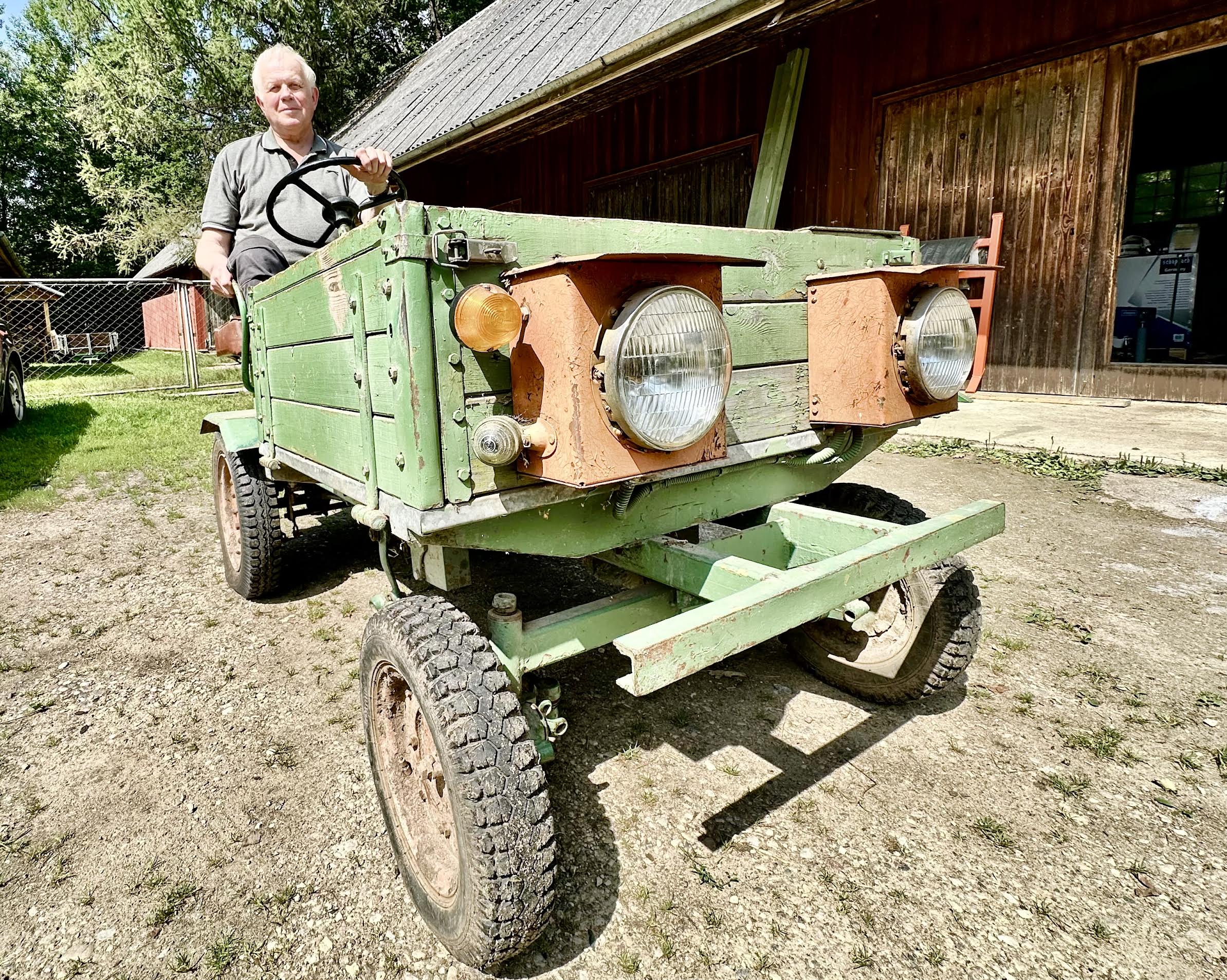 Agu Koort 1983. aastal valminud maanteeliikluses legaalse traktor-auto roolis, mis käivitub starterist, omab tulesid, suunatulesid ja arendab parajat kiirust. Foto: Kalev Annom