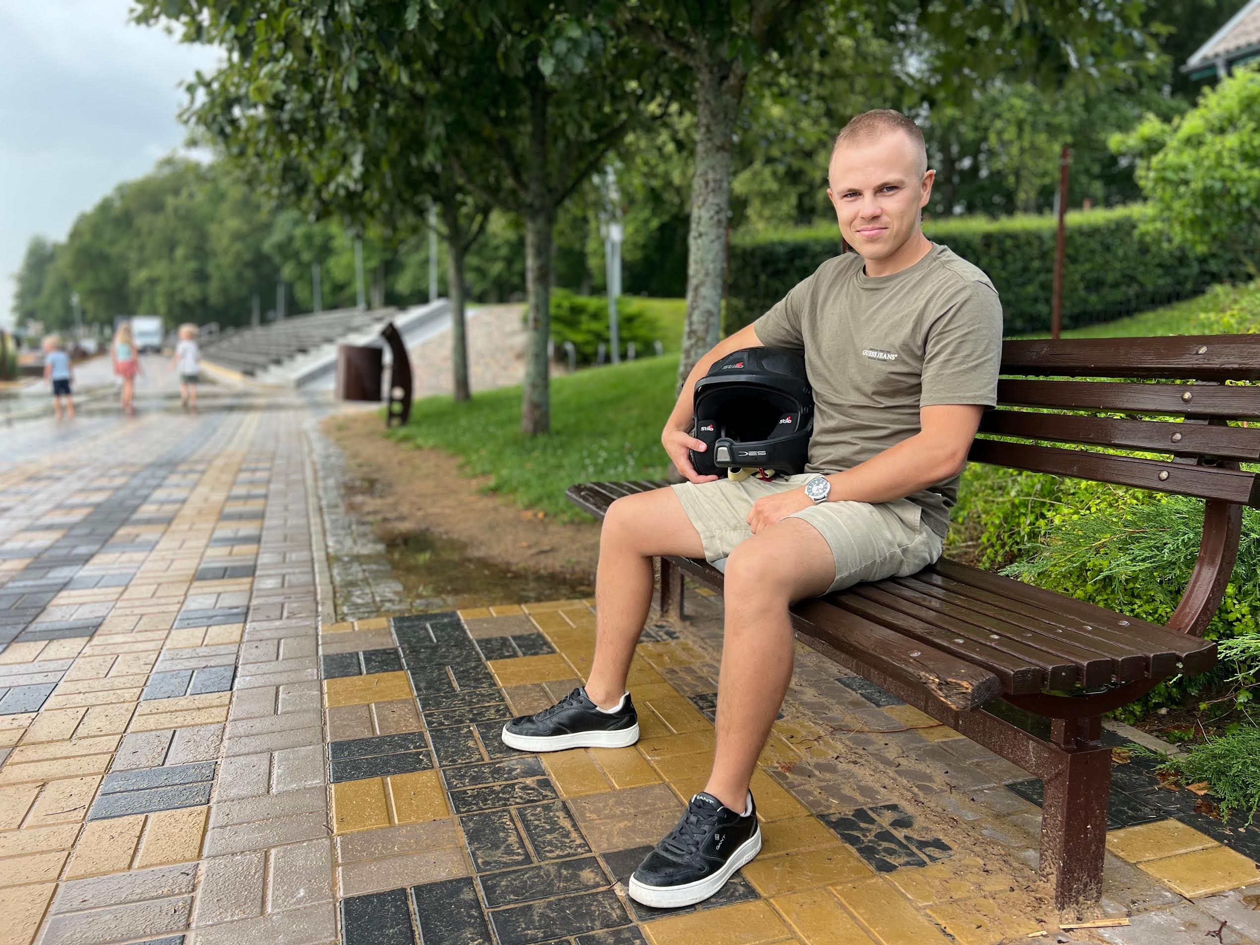Võrukast kaardilugeja Jakko Viilo valmistus foto tegemise ajal 24. juulil peagi algavaks Soomes toimuvaks mõõduvõtuks, kuid oli hoolimata tihedast graafikust hetkeks ka kodulinna väisamas. Hooajal on kodukandis viibimist pigem vähe ning puhkamise asemel on vaja rallisõidule keskenduda. Foto: VÕRUMAA TEATAJA