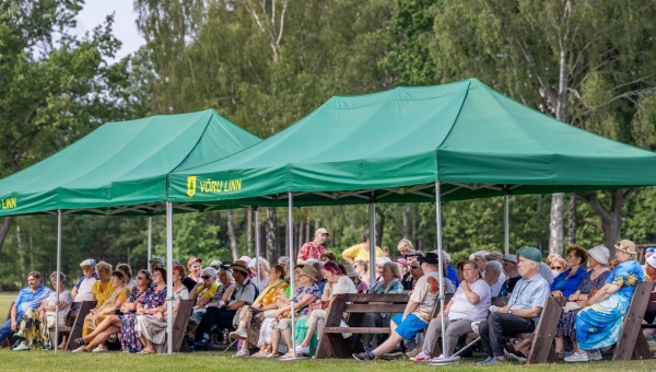 FOTOD Sadakond eakat pidas Roosisaarel suvepäeva