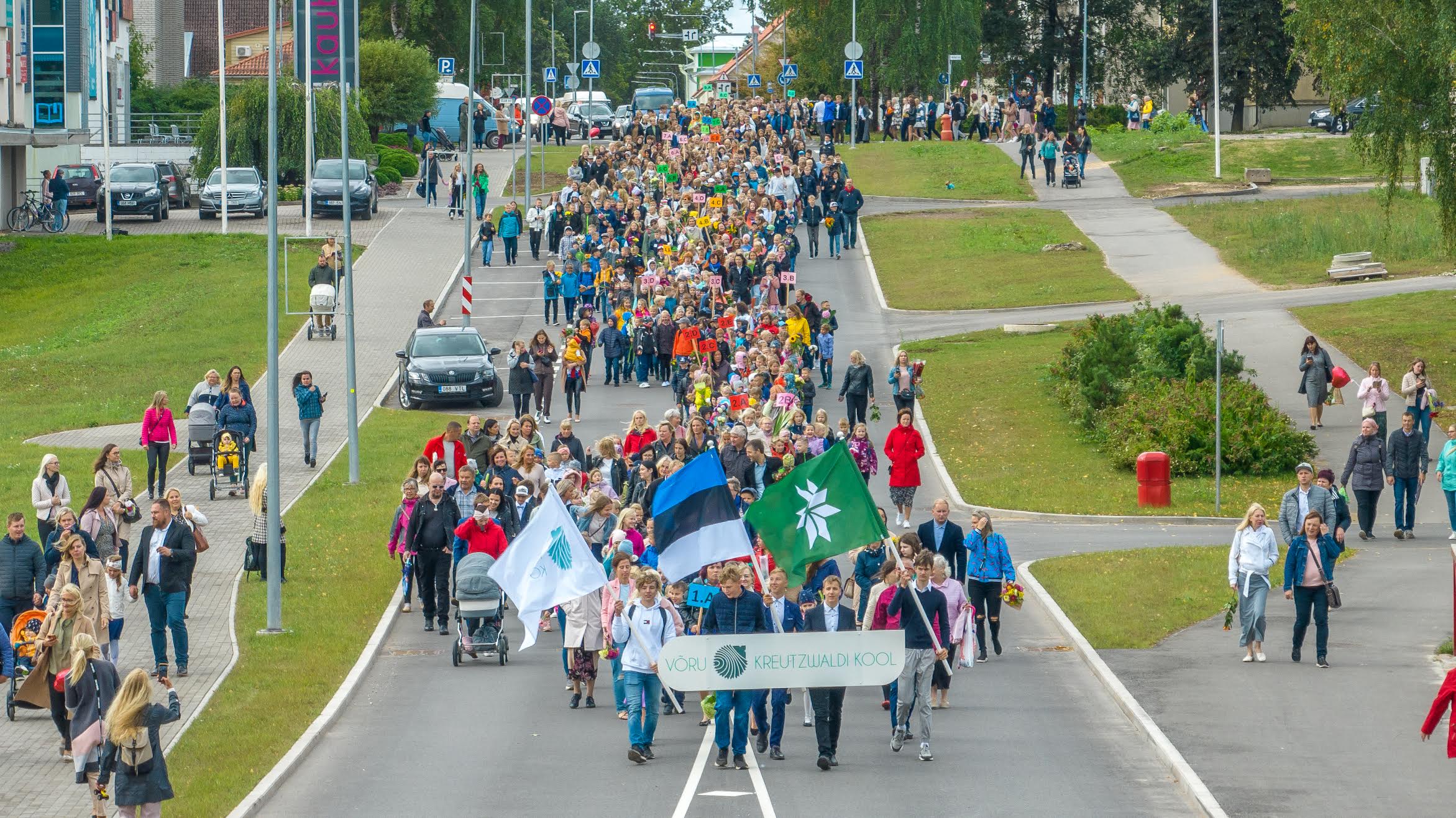 Võru Kreutzwaldi kooli avaaktuse rongkäik linna tänavatel. FOTO: Aigar Nagel