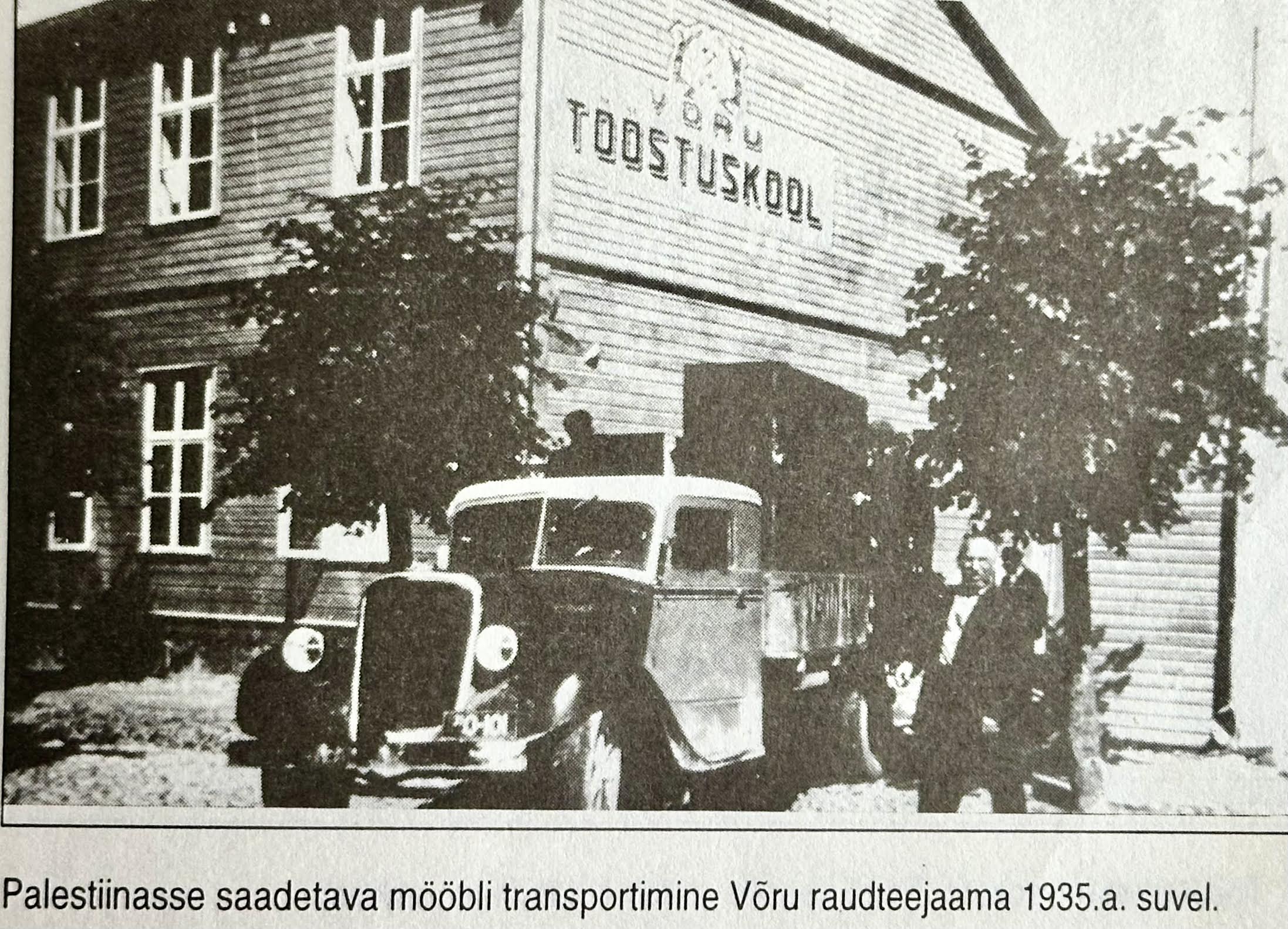 Võru tööstuskooli uus hoone Turu tn 1a, kus asub ka legendaarne sammastega diskosaal. Pildil käib Palestiinasse tellitud kokku 36 mööblieseme vedu Võru raudteejaama. On suvi 1935. Fotod: KALEV ANNOM, KOGUMIK „VÕRU TÖÖSTUSTEHNIKUM 70”