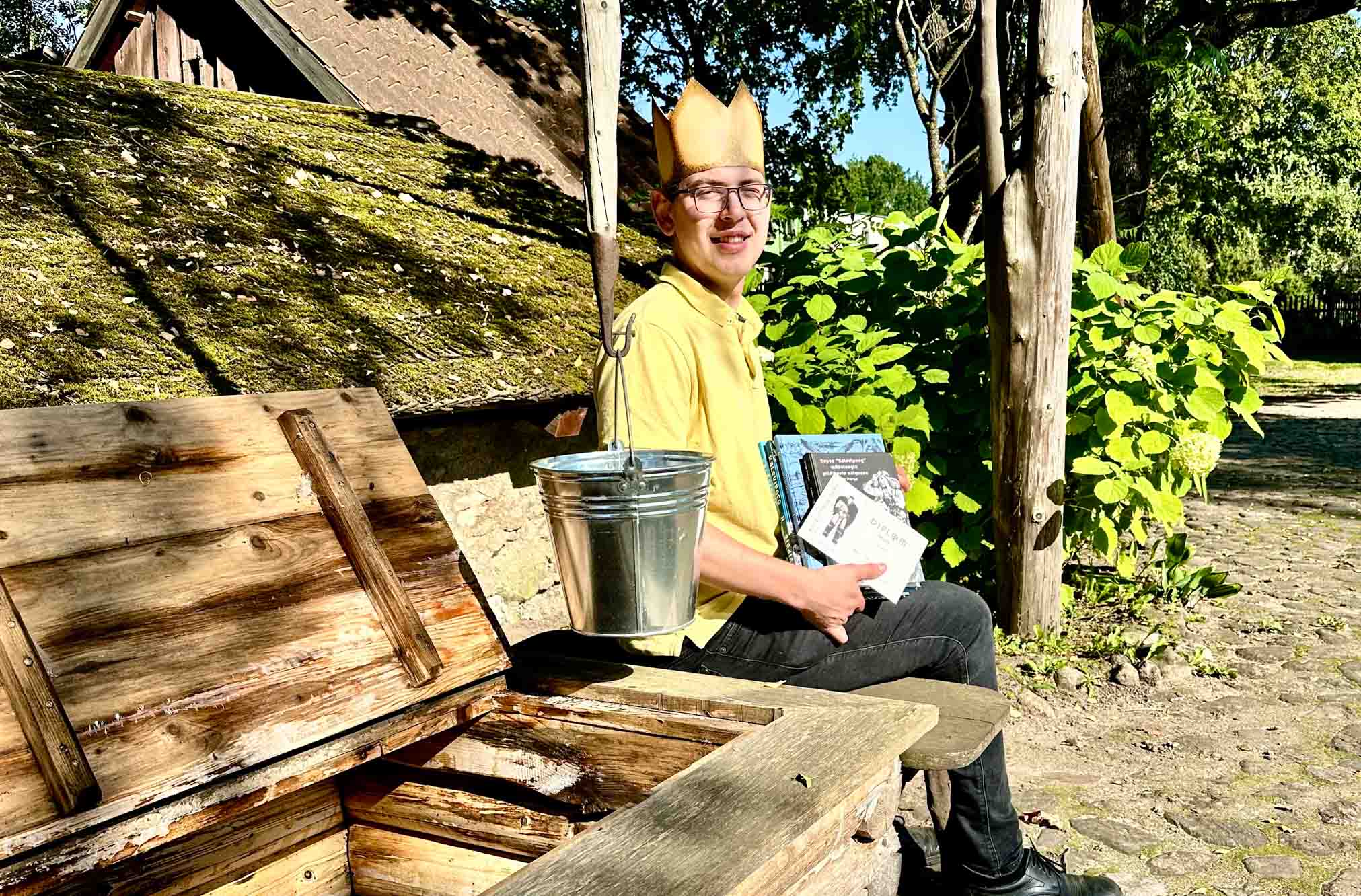 Kalevite Kuningas Aadi Parhomenko Kreutzwaldi memoriaalmuuseumi õues kaevu juures. FOTO: Kalev Annom