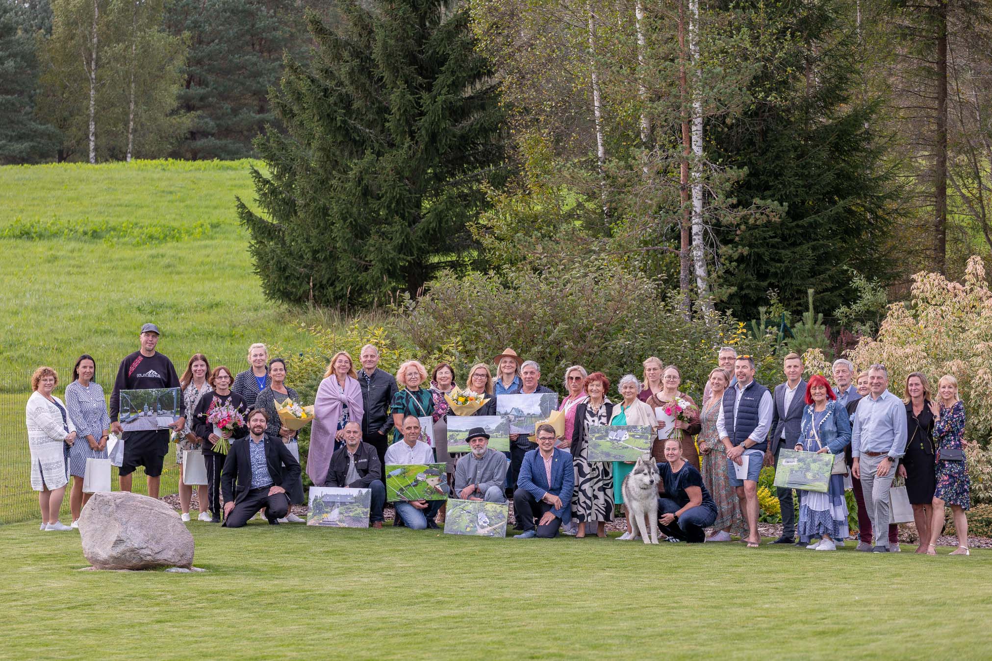 Maakonna kauneima kodu tunnustamissündmuseks koguneti „Eesti kaunis kodu” laureaadi perekond Kundi koduhoovil. Foto: Aigar Nagel