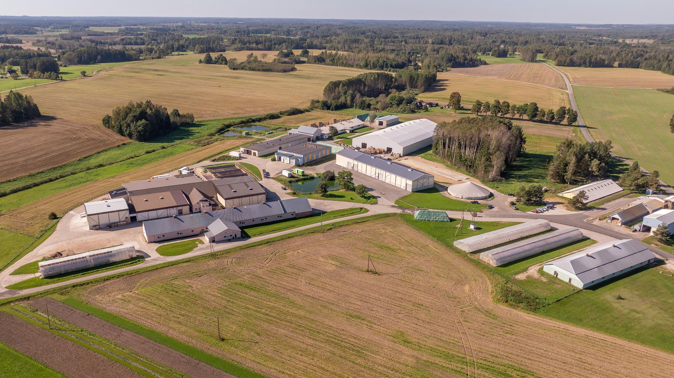 Navil asuvas 3600pealises seafarmis on peale tavapäraste ohutusmeetmete kasutusele võtnud veel üks tõhus nipp – tööriiete desinfitseerimine 80kraadises kuumakapis. Foto: Aigar Nagel