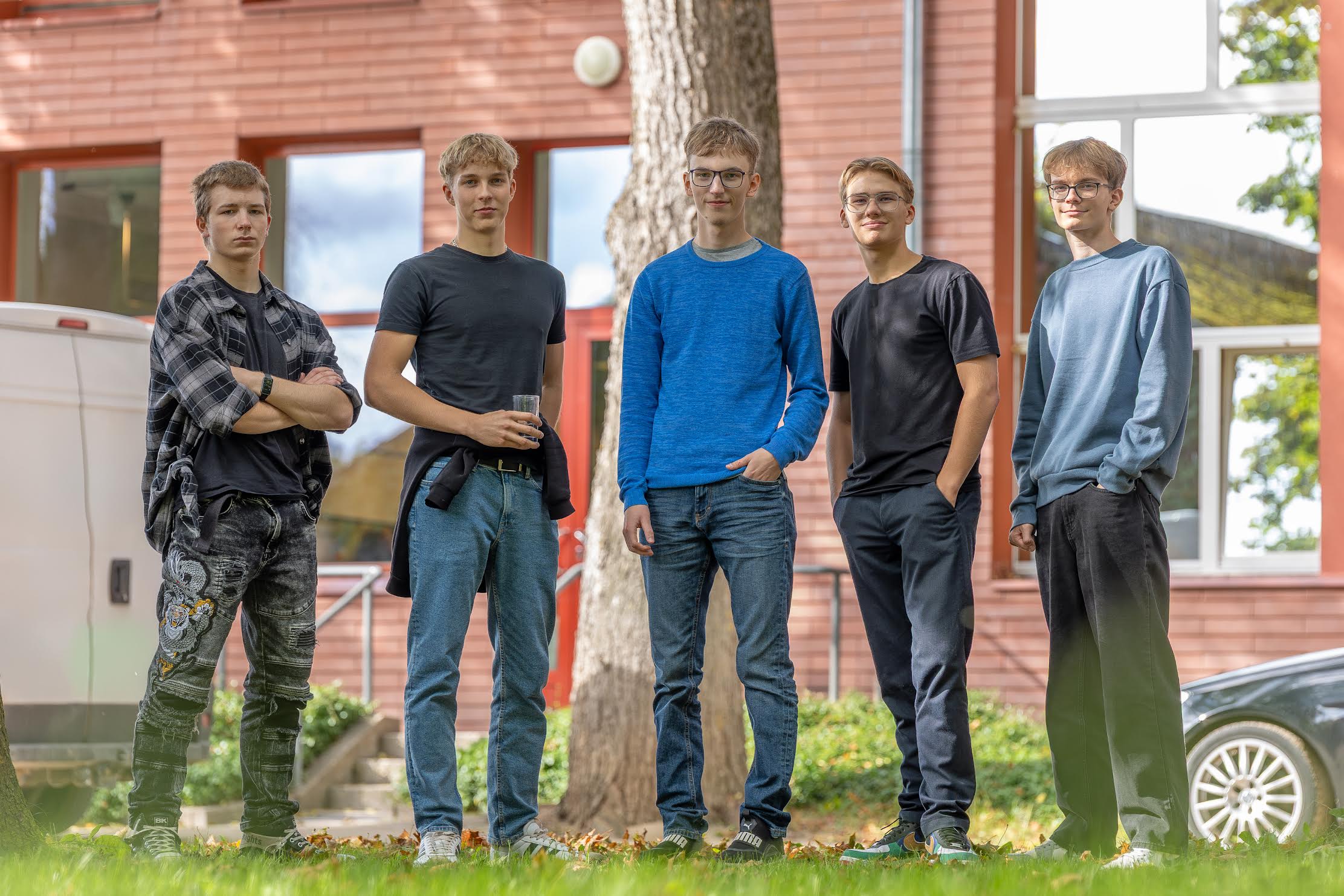 Põlva gümnaasiumi noored Markus Kahre (vasakult), Joosep Lepik, Joonas Leis, Silver Käo ja Mairo Mendrik kolmapäeval Kandles toimunud Idee Labori lõunapausi ajal. Peagi on poistel kavas luua ühine õpilasfirma, mis hakkab tootma eestimaise nüansiga aluspükse. Foto: Aigar Nagel