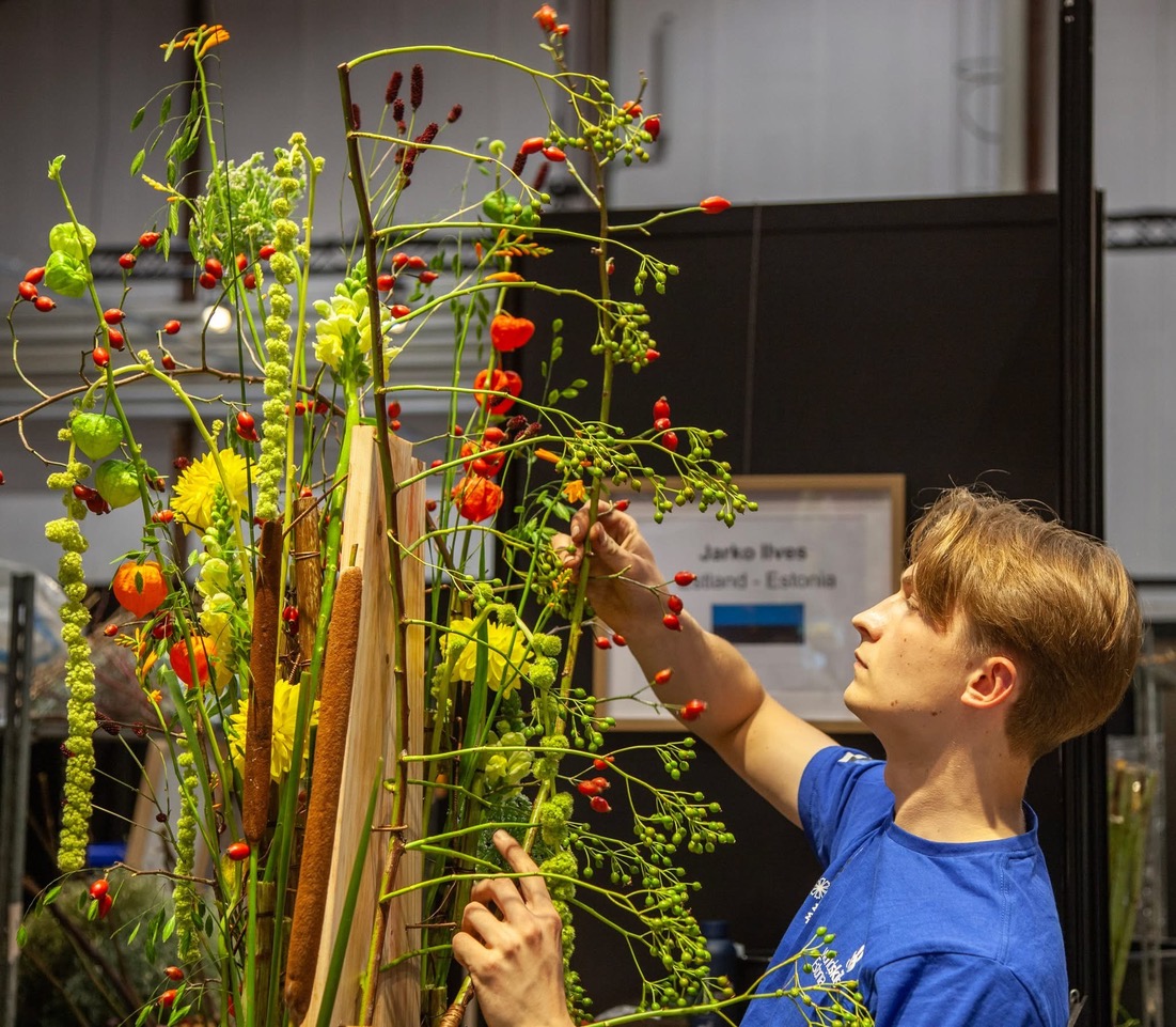 Üllatusülesanne, milles floristil tuli kasutada kolme puidust lauda ja teha seade, mille inspiratsiooniks on Taani loodus ja maastikud. Foto THOMAS KVIST CHRISTIANSEN