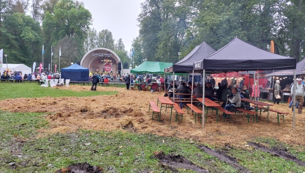 FOTOD Vihmasevõitu Paunvere laadal möödus aeg mõnusa sumina keskel
