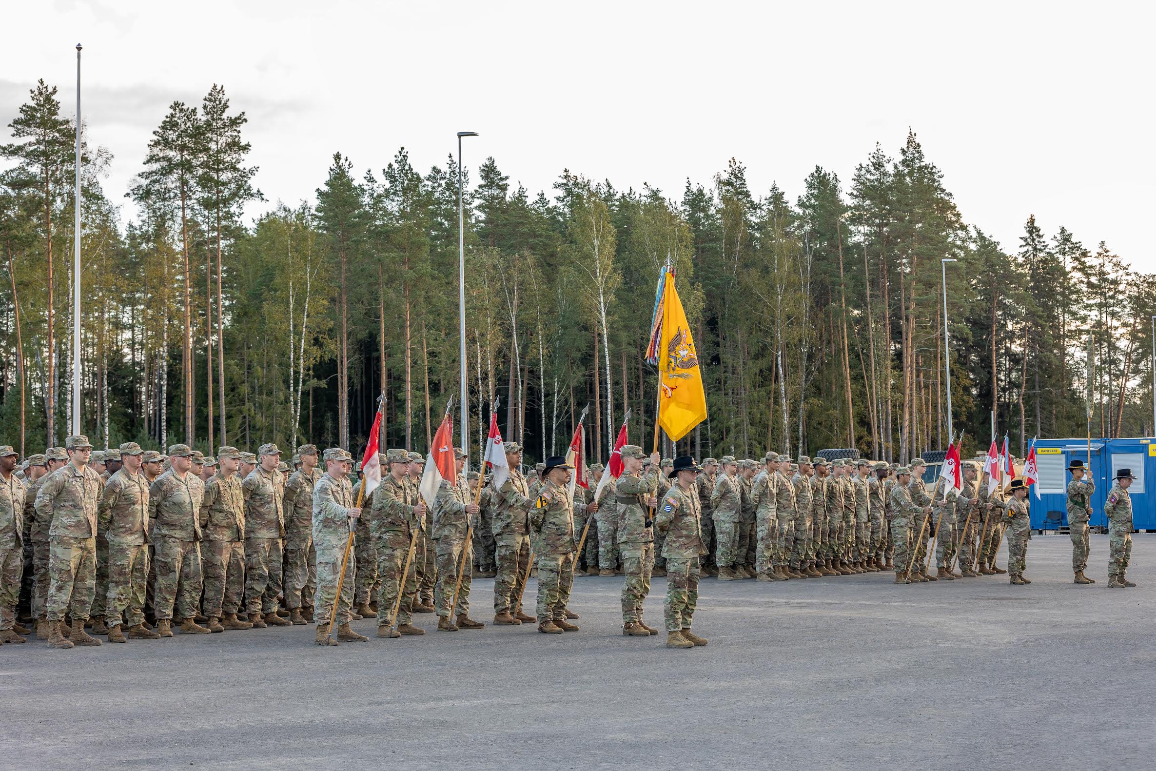Taamal on üles rivistunud Eestis veebruarist alates teenistuses olnud Ameerika Ühendriikide 7. ratsaväerügemendi 5. eskadron. Esiplaanil teisipäeval pidulikult volitused üle võtnud 9. ratsaväerügemendi 6. eskadron. Foto: Aigar Nagel