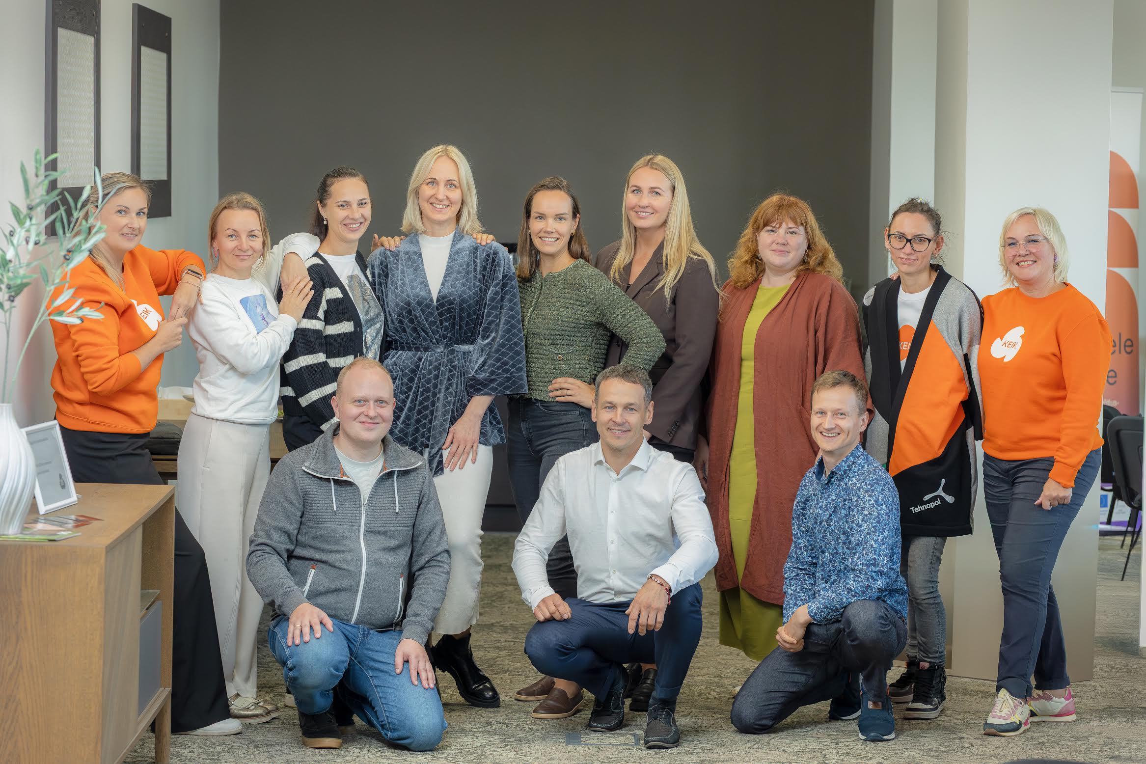 23. septembril toimus Kagu-Eesti Inkubaatori teise lennu lõpusündmus, kus kanti ette oma ideed, vastati küsimustele ning saadi kätte tunnistused. Fotol üleval vasakult: Helena Sammelsoo, Anneliis Prants, Aveli Sibul, Aliis Vene, Kadri Võsu, Liiu Matikainen, Liina Maripuu, Andra Jüristo, Anita Hoole. Alumises reas vasakult: Kristjan Järv, Ragnar Eerik, Harald Lepisk. Foto: Aigar Nagel