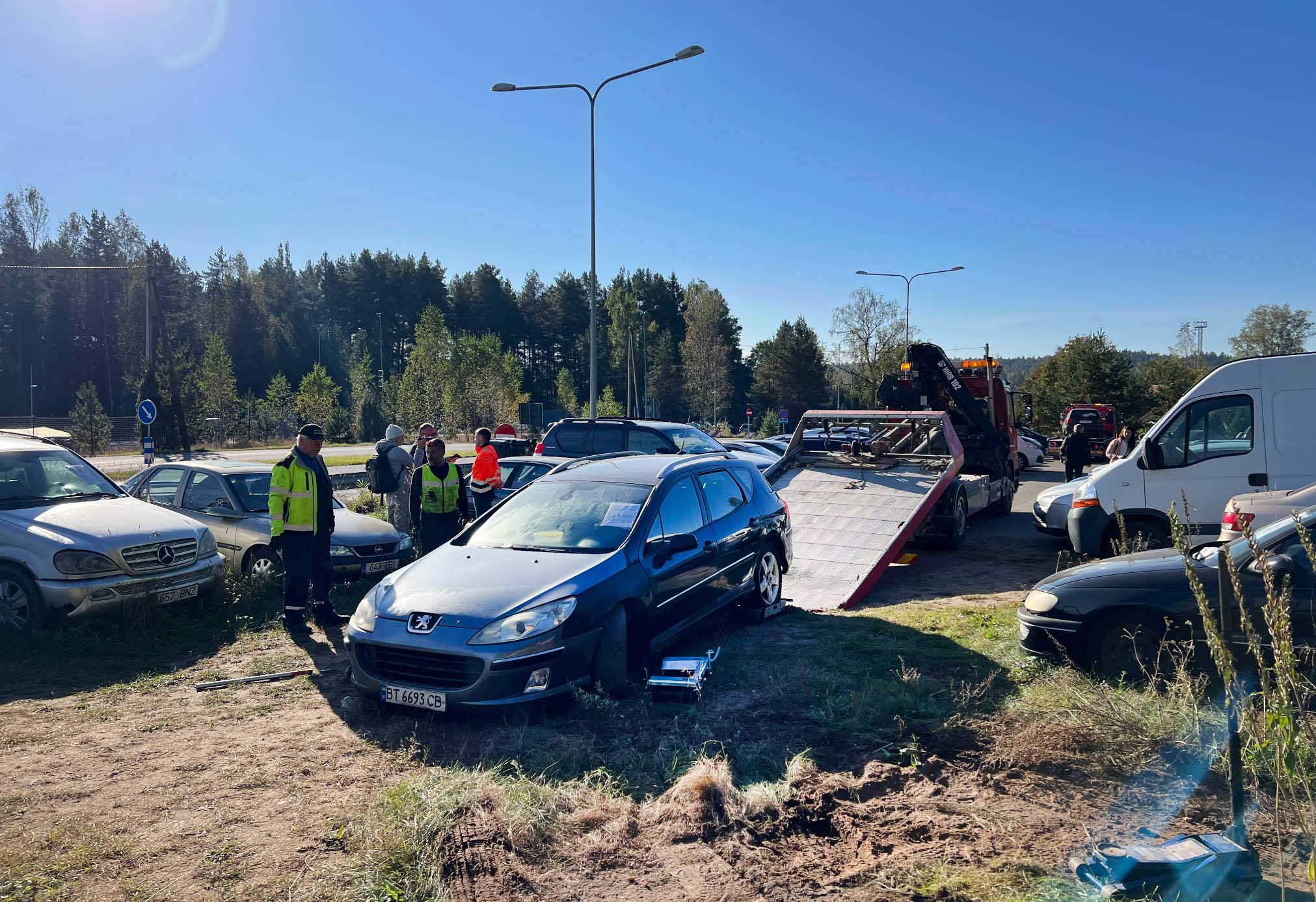 Kolmapäeva hommikul alustas OÜ Svenai sõidukite teisaldamist riigi maal asuvast parklast. Esimeseks teisaldatud sõidukiks oli Eesti numbrimärgiga Volkswagen Golf, teiseks minejaks aga Ukraina registreerimisnumbriga auto. Foto: Võrumaa Teataja