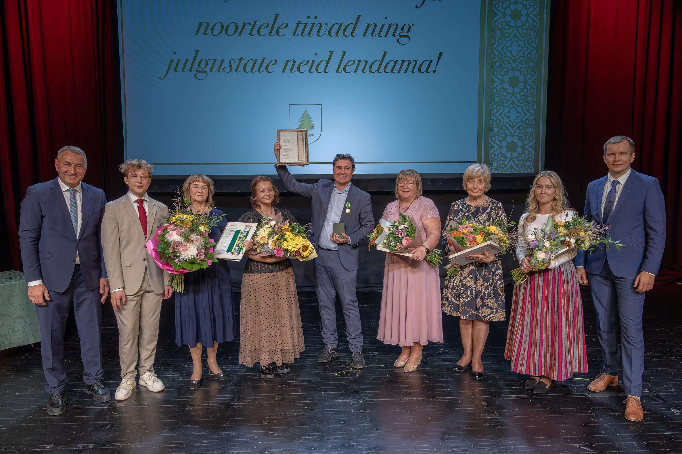 Vasakult linnapea Kalvi Kõva, noortevolikogu esimees Simo Sulg, Lilia Vildo, Raili Jahtmaa, Jose Antonia Page Ramirez,  Helle Reiljan, Liia Toomas, Netti Rosenberg, linnavolikogu esimees Anti Haugas. Foto: Aigar Nagel