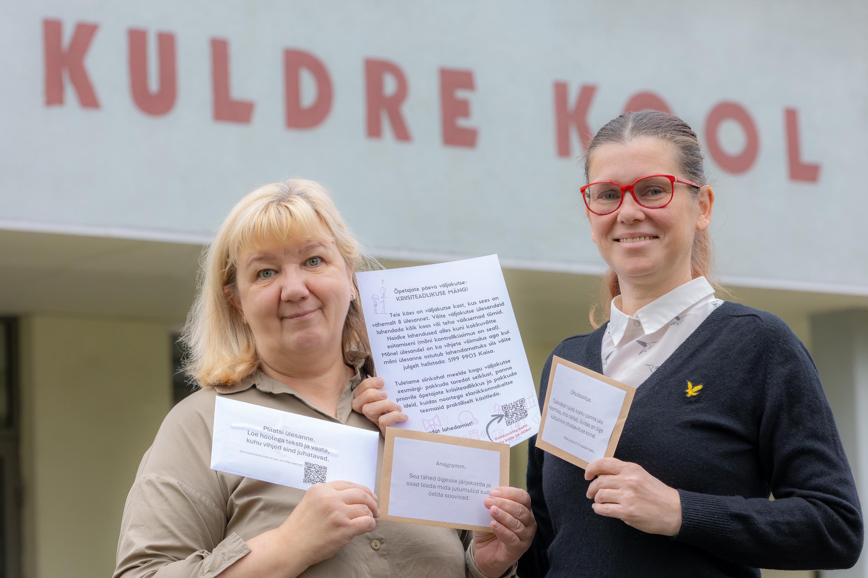 Paremal Kuldre kooli sotsiaalpedagoog Agnes Kirsbaum ja direktor Signe Vanker esitlemas päästeameti korraldatud kriisiteadlikkuse mängu. Lemmikuks nimetas Kuldre kooli kollektiiv koomiksi õigesse ajalisse järjestusse panekut. See oli ühtmoodi hariv, paras pähkel ning ka lõbus lahendamine. Foto: Aigar Nagel