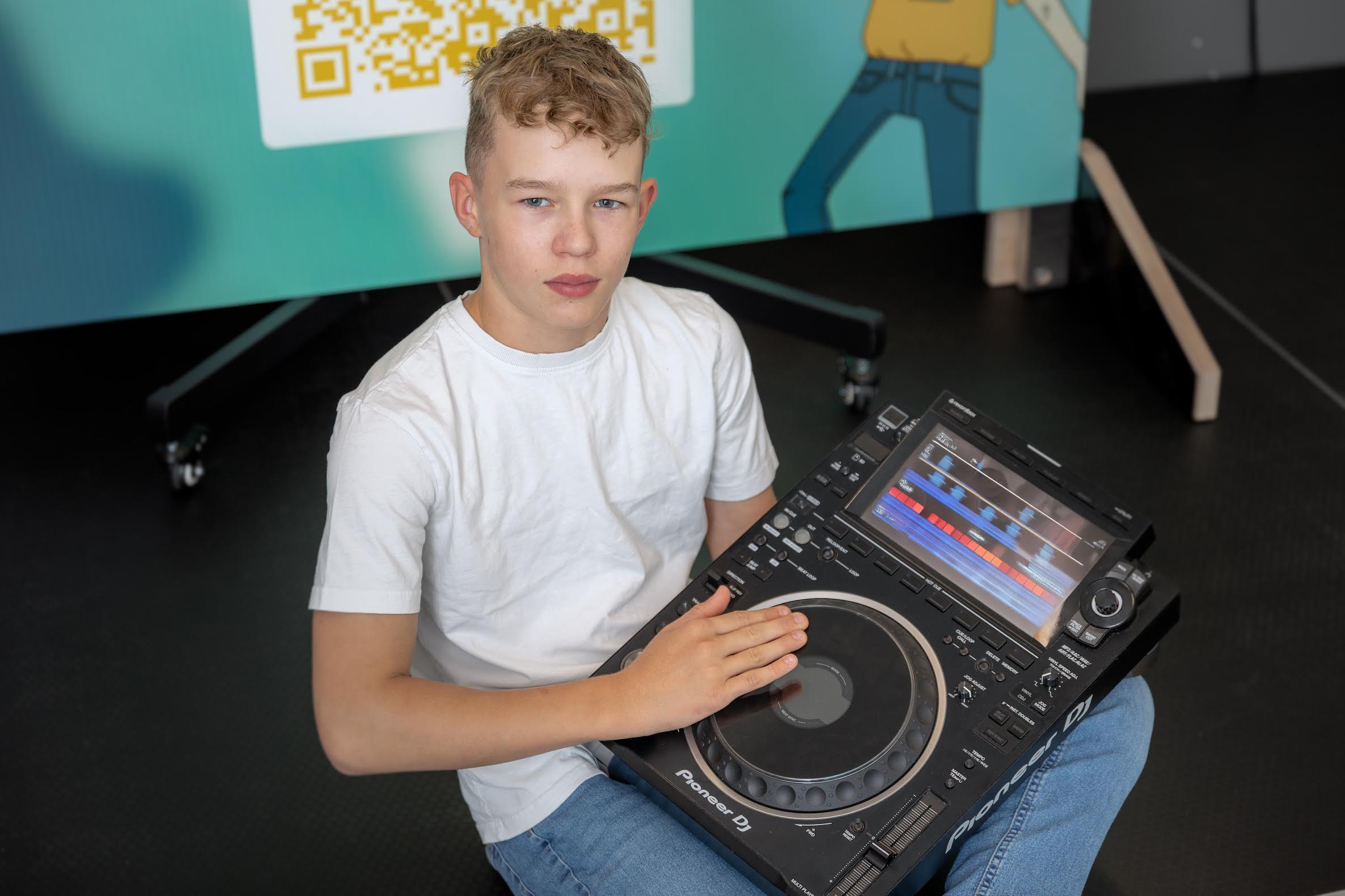 Üks Võru Huubi DJ koolis plaadikeerutamise maitse suhu saanud noortest on 12aastane Hugo Park. Noormees õpib Parksepa keskkoolis ja muusika on teda paelunud pisikesest peale. Foto: Aigar Nagel