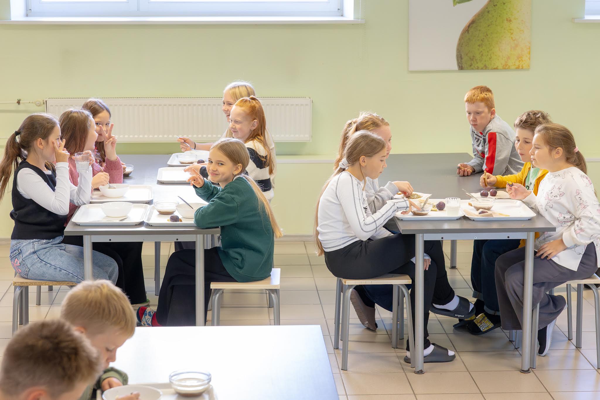 Võru Kesklinna kooli kolmapäevane söögivahetund, kus said kõhu täis 1.–4. klassi õpilasd. FOTOD: Aigar Nagel