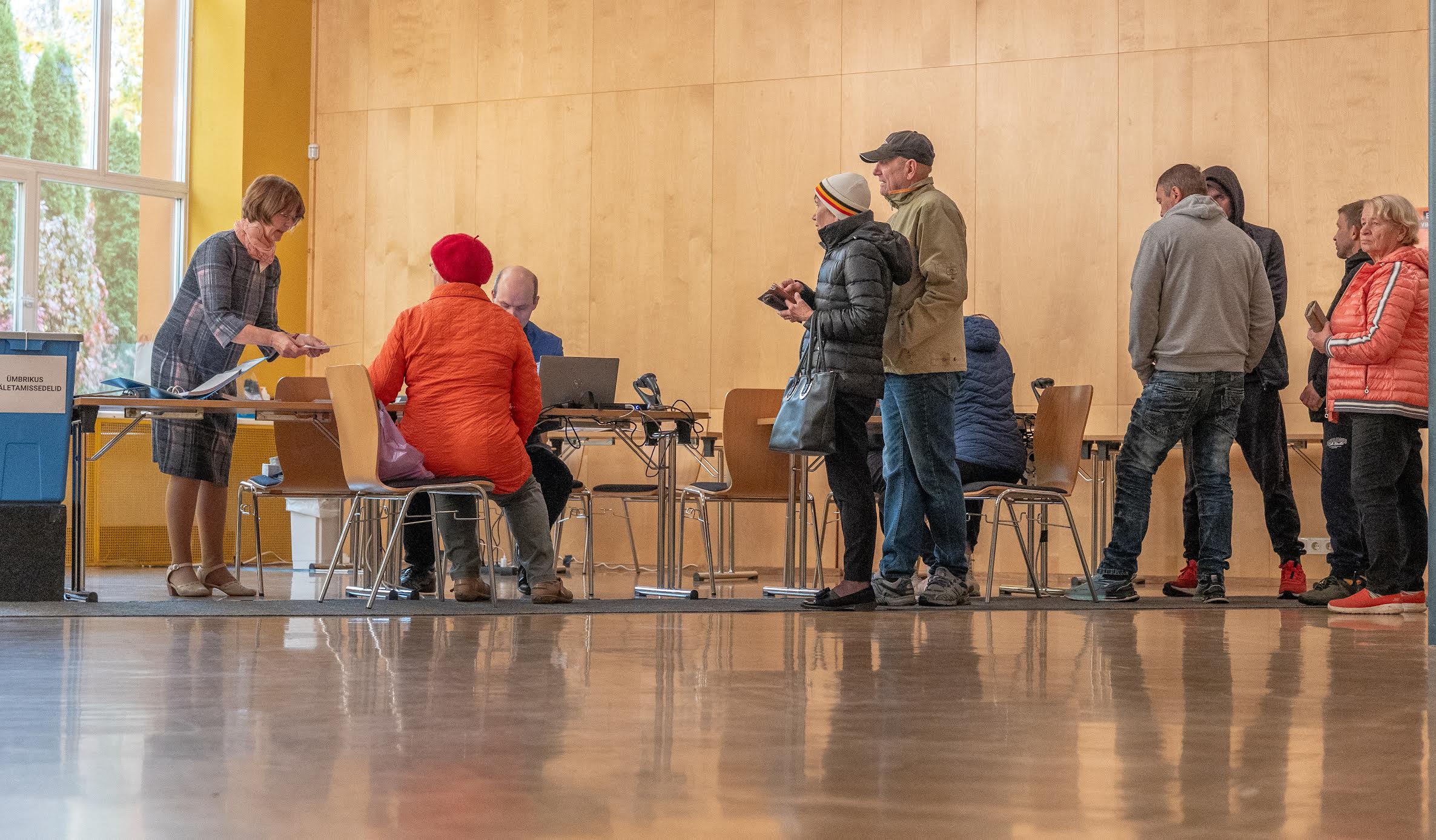 Võru linnas avati kultuurimajas Kannel 13. oktoobril kell 12 valimisjaoskond. Valijad olid kohal juba palju varem ning nii mõnigi neist tuli tagasi saata ja soovitada õigel ajal uuesti tulla. Esimene pooltund oli eriti tihe, sest valimisjaoskonna liikmete laua ees lookles pidevalt järjekord. FOTOD: Aigar Nagel