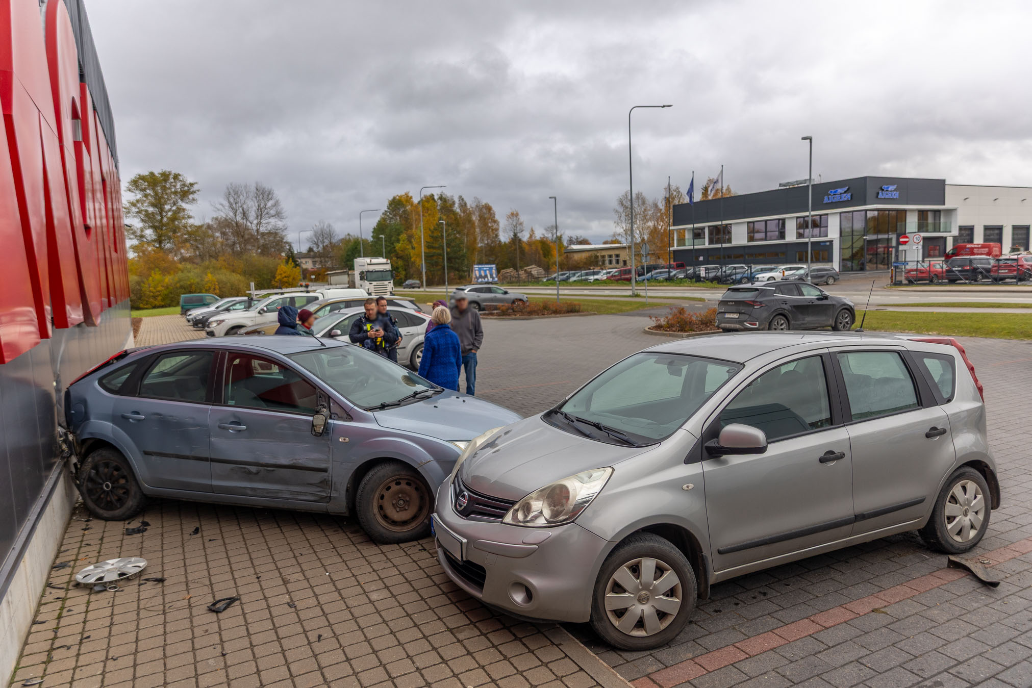 Ford Focus, mis parkis ninaga hoone seina suunas pani sisse tagurpidi käigu, et parkimiskohalt lahkuda.  Kogemata sai aga gaasi nii palju vajutatud, et sõiduk põrutas kaarega Magaziini kaupluse seina rihtides sealjuures paar parkimiskohta eemal seisnud Nissan Note tagumist otsa ja tervet külge. Mõne aja pärast saabus sündmuspaika ka politsei, kes juhtumit fikseerida aitas. FOTOD: Aigar Nagel