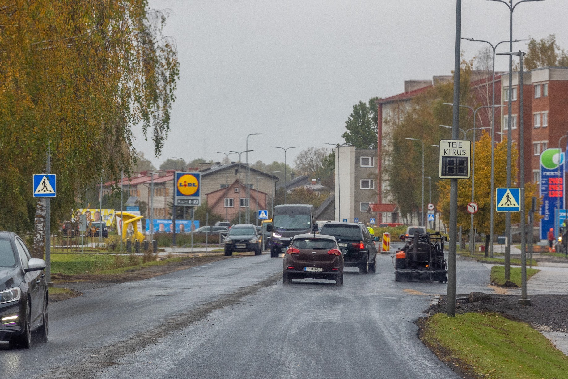 Kauplused jäid Jüri tänava teelõigu remondiga piiramisrõngasse. Kõige rohkem kannatas Rimi supermarket, kuhu ühel päeval sõidukiga ligi ei saanudki. Foto on tehtud 10. oktoobri ennelõunal, mil tänav oli liikluseks juba avatud, kuid mõningased tööd veel jätkusid. Foto: Aigar Nagel
