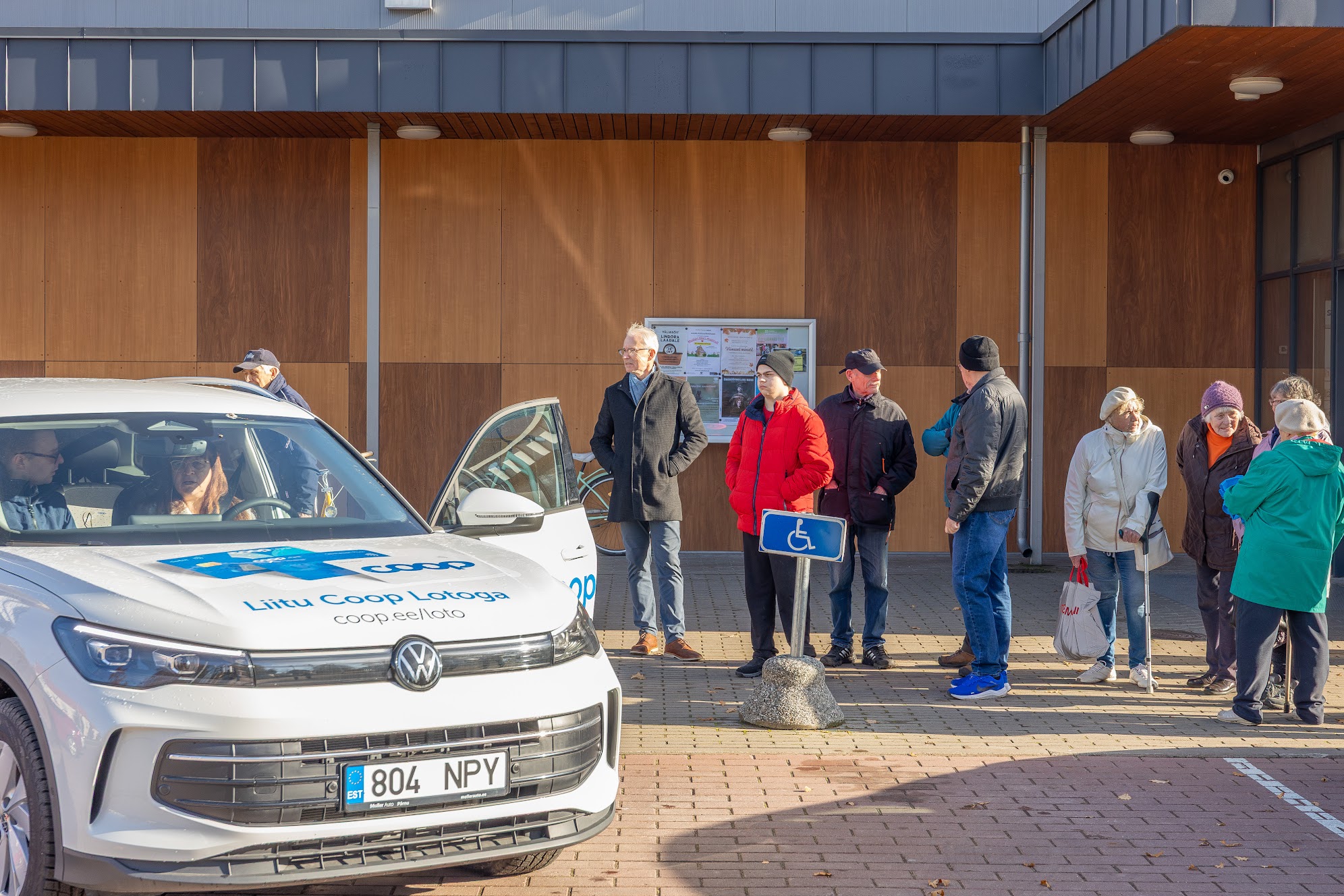 Kobelast pärit sõidukivõitja Irja Lahesoo koos Moller Auto Pärnu müügikonsultandi Markus-Lucas Lehemetsaga, kes jagab kiireid näpunäiteid auto kasutamisest. Coop Eesti Keskühistu kommunikatsioonijuhi Siiri Liiva sõnul võiks võiduauto reklaamkleepsudega ringi vurada ühe aasta. Lahesoo arvates lisavadki need valgele autole mõnusalt värvikirevust. FOTOD: Aigar Nagel