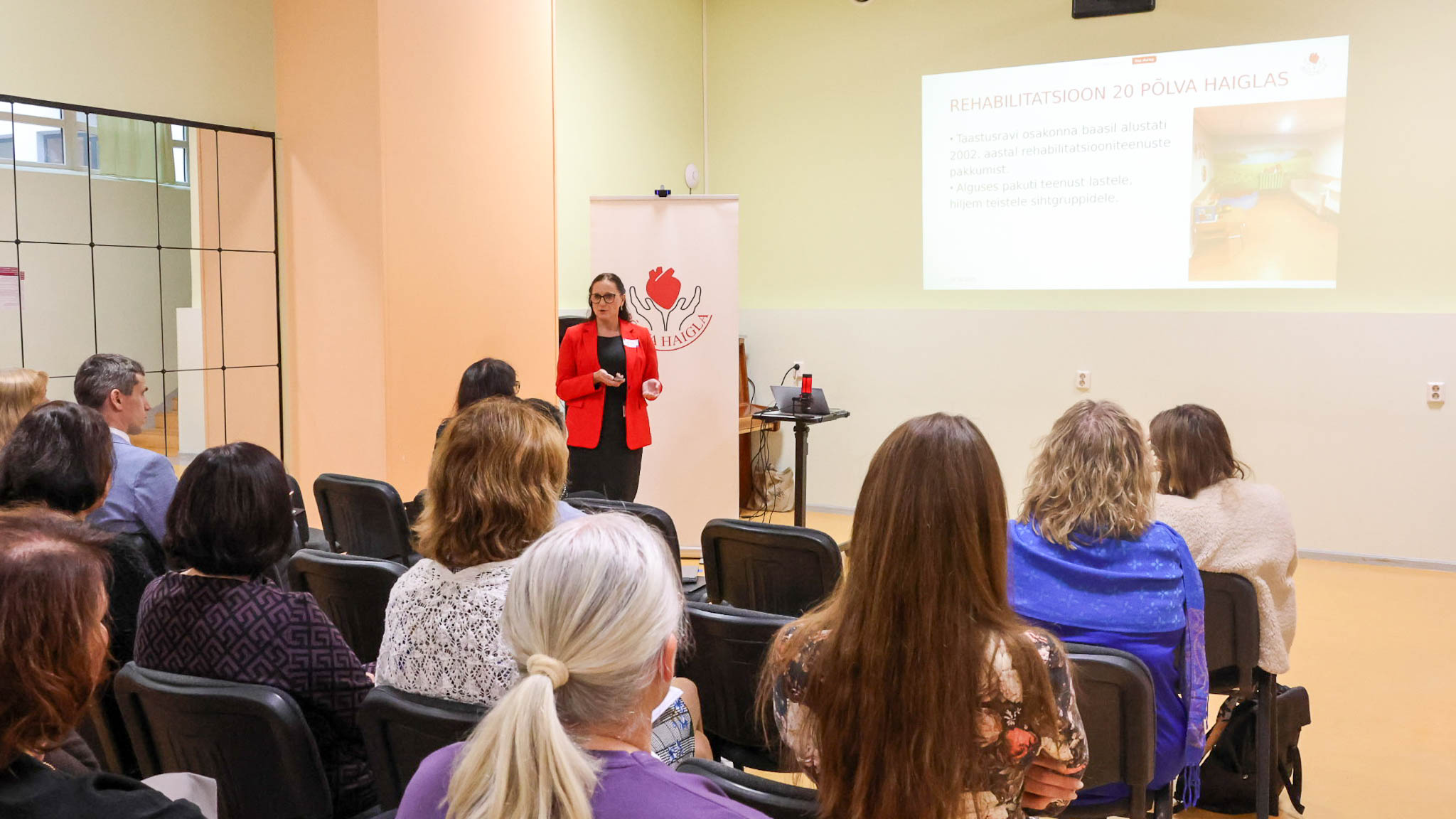 Fotol Põlva haigla tööalase ja sotsiaalse rehabilitatsiooni osakonna juhataja Aet Olle. Foto autor: Madis Perli / Põlva haigla