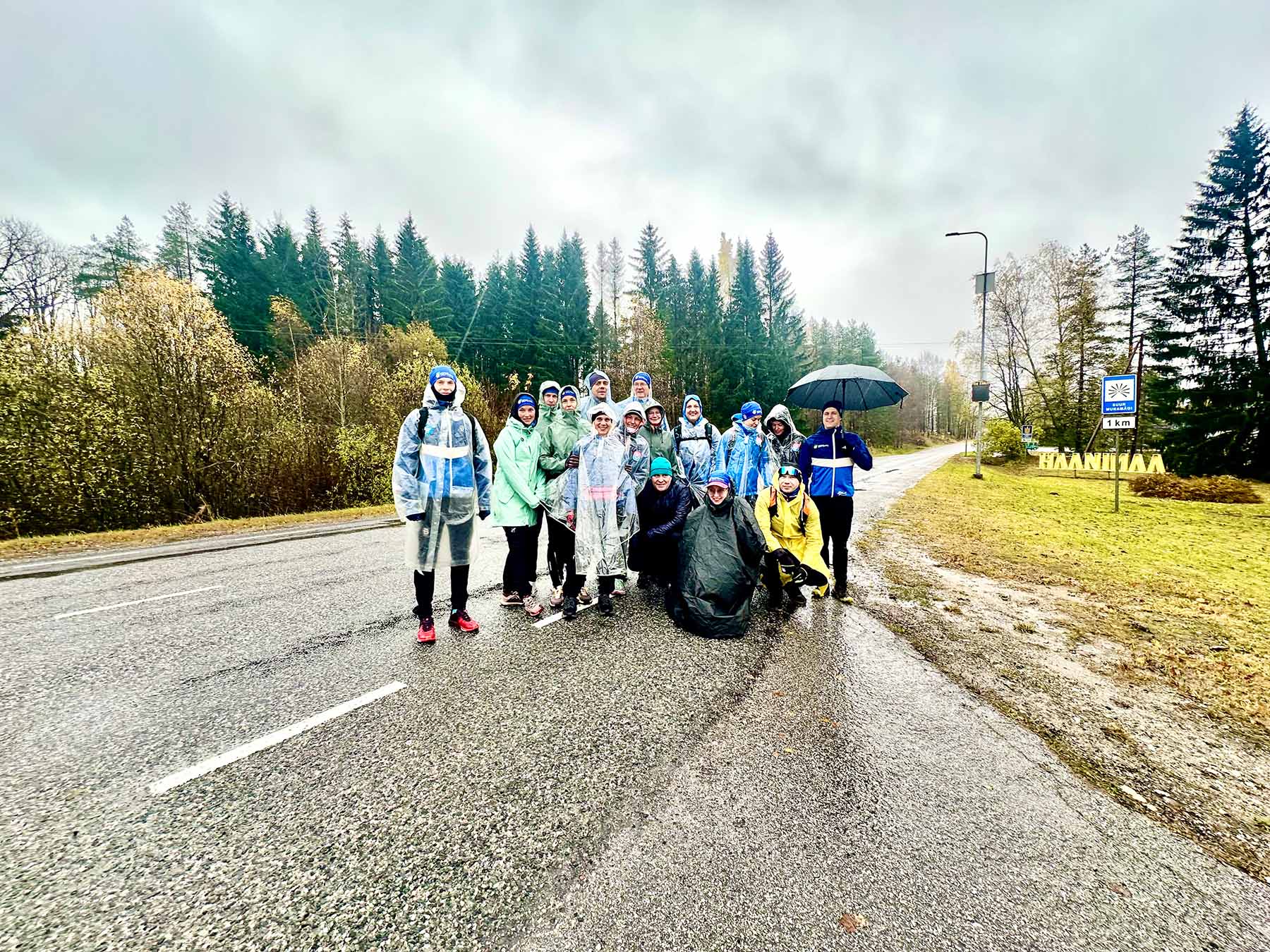 Klubilased möödunud pühapäeval 10,5kilomeetrisel matkal Haanjas keset vihmasadu hetkeks peatumas. Pildil tagumises reas paremalt vasakule: Jürgen Külm (klubi juht), Kaidi, Talis, Timo, Aimar, Kaisa, Maie, Mirelle, Rauno. Keskmine rida paremalt vasakule: Mae, Marju, Anne Lee. Kükitavad paremalt vasakule: Margus, Siret, Renee. Fotod: JÜRGEN KÜLM ja KALEV ANNOM