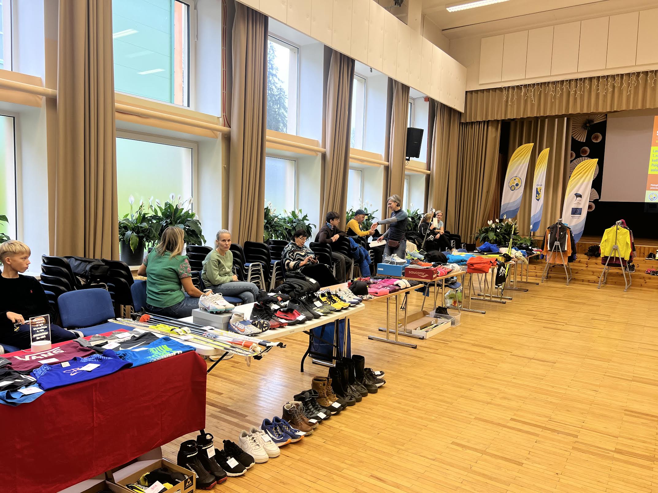 Aula aknaalusesse äärde olid kogunenud harrastussportlastele vajaliku kraami müüjad. Profivarustuse väljapanek ning Silja Spordi pop-up nurk jäi teise seina äärde. Foto: VÕRUMAA TEATAJA