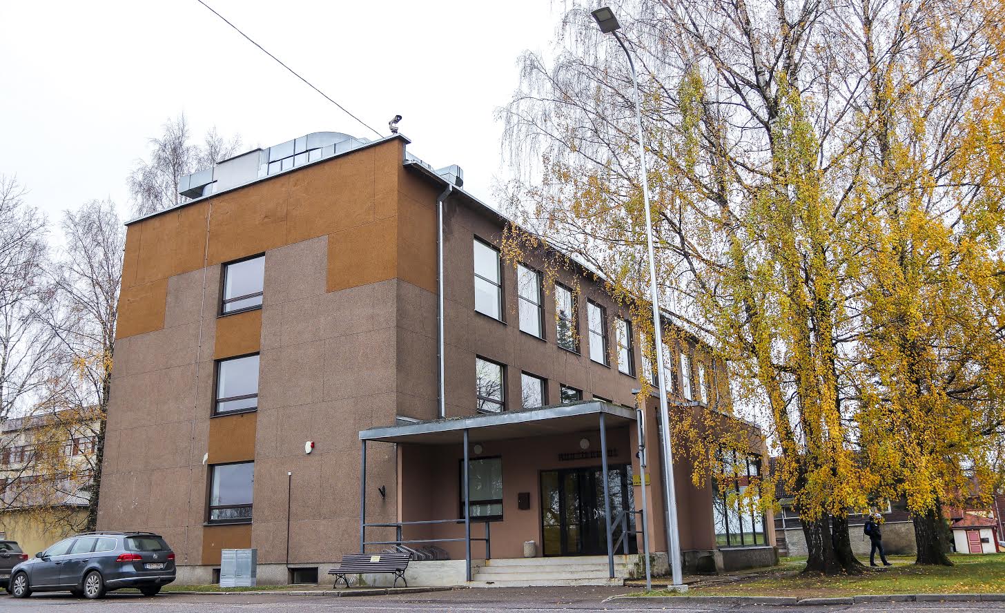 Võru vald tasub munitsipaalkoolides õppivate noorte õppekohamaksu. Näiteks Võru muusikakooli (pildil) põhiõppes on summaks 291 eurot, Võru spordikoolis 114 eurot ning Võru kunstikoolis 85 eurot õpilase kohta ühes kalendrikuus. Foto: AIGAR NAGEL
