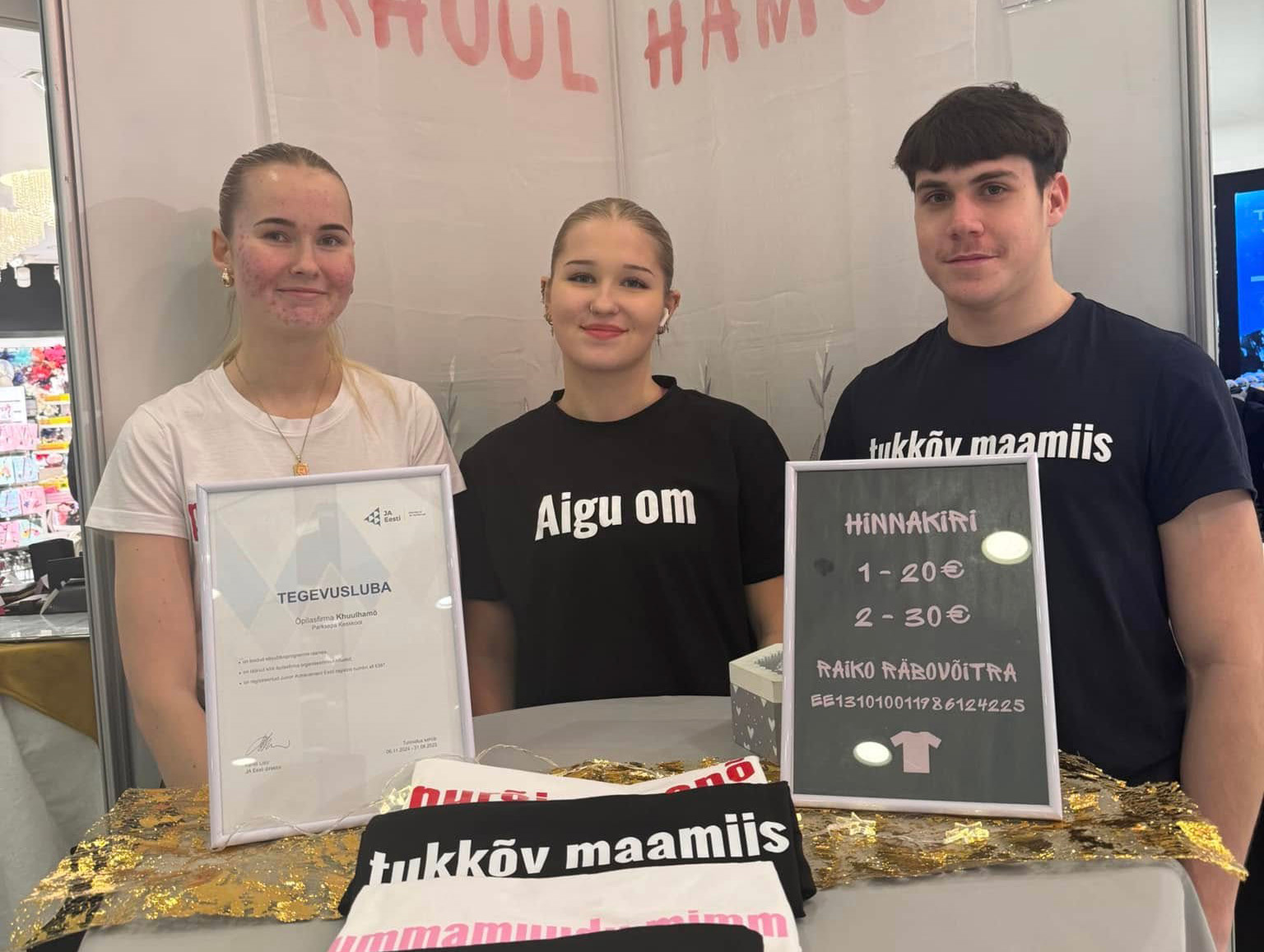 Õpilasfirma Khuulhamõ esindajad veebruarikuus Kristiine keskuses toimunud Eesti õpilasfirmade laadal. Foto: ERAKOGU