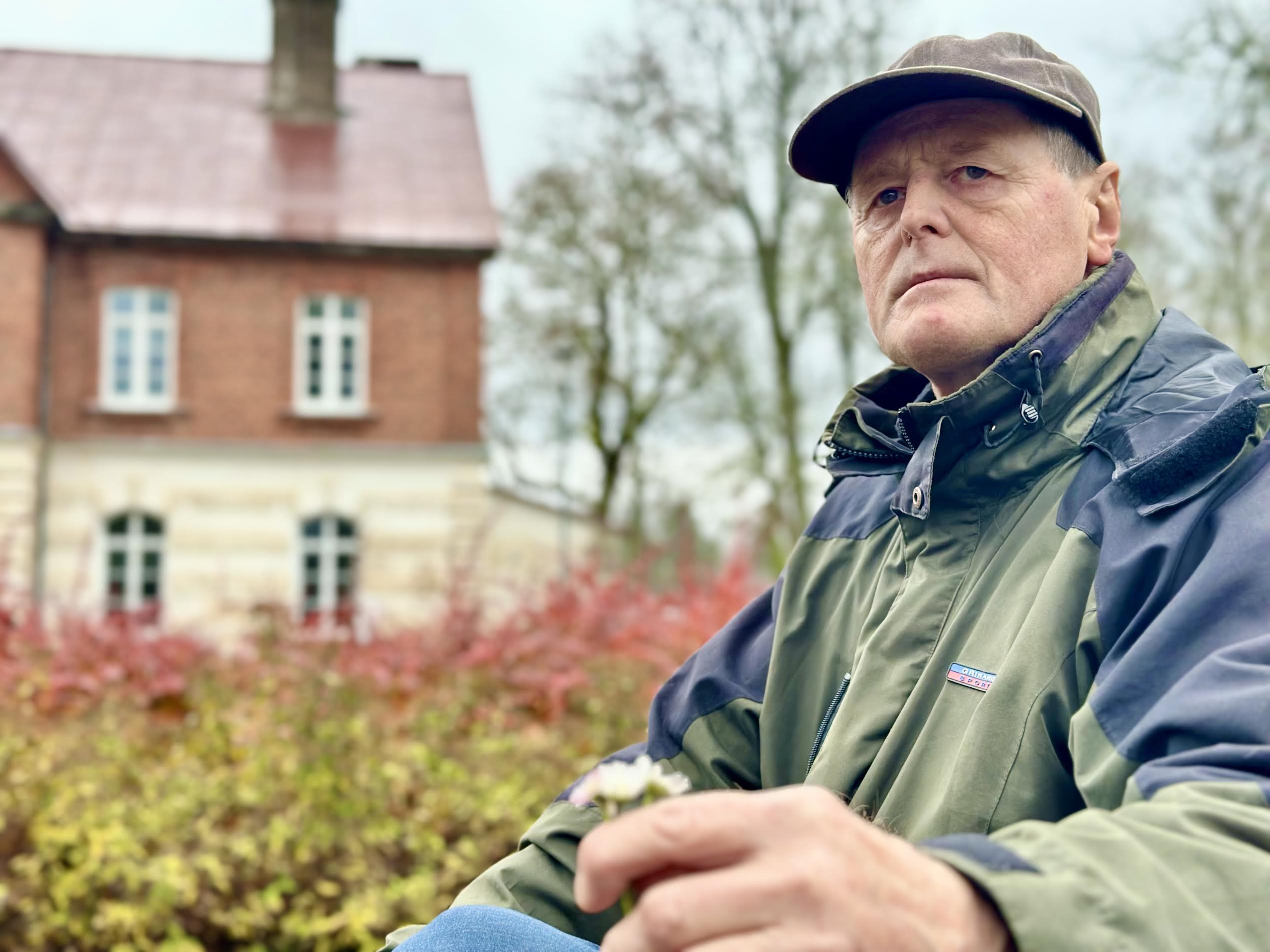 10. novembril 70aastaseks saanud Ilmar Ait Viitinas oma koolimaja ees mõtteid mõlgutamas. Abieluaastad Mairega liiguvad poole sajandi ehk kuldpulmade poole. Poeg Oliver töötab Jaapanis, tütar Mirjam Brüsselis, kaks poega on Eestis: üks maaülikoolis ja teine on sukeldunud infotehnoloogiasse. „Mets ei kao kuhugi. Küllap olen metsas nende aastate jooksul kõndinud maakerale isegi kaks või kolm tiiru peale.” Foto: KALEV ANNOM