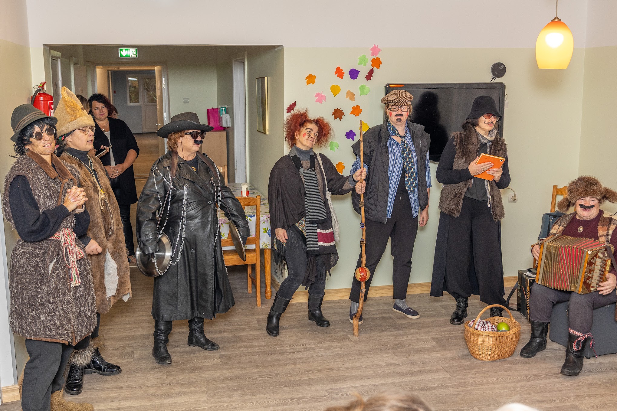 Vasakult: Ennustaja Mart Kristi Vals, Mudija Anneli Lõhmus, Kääpa sotsiaalkeskuse juhataja Siiri Kartsepp, Mart Kordnik Maarika Rosenberg, Kratt Evelyn Turvas, Müügimart Maarja Saarine, Tark Mart Liina Roosaar, Mardi isa Malle Vissel Kääpa sotsiaalkeskuses, kust teele minnes anti kaasa ka head ja paremat, sest mardisandi tühjade kätega ärasaatmine pidavat kehva õnne tooma. Fotod: AIGAR NAGEL