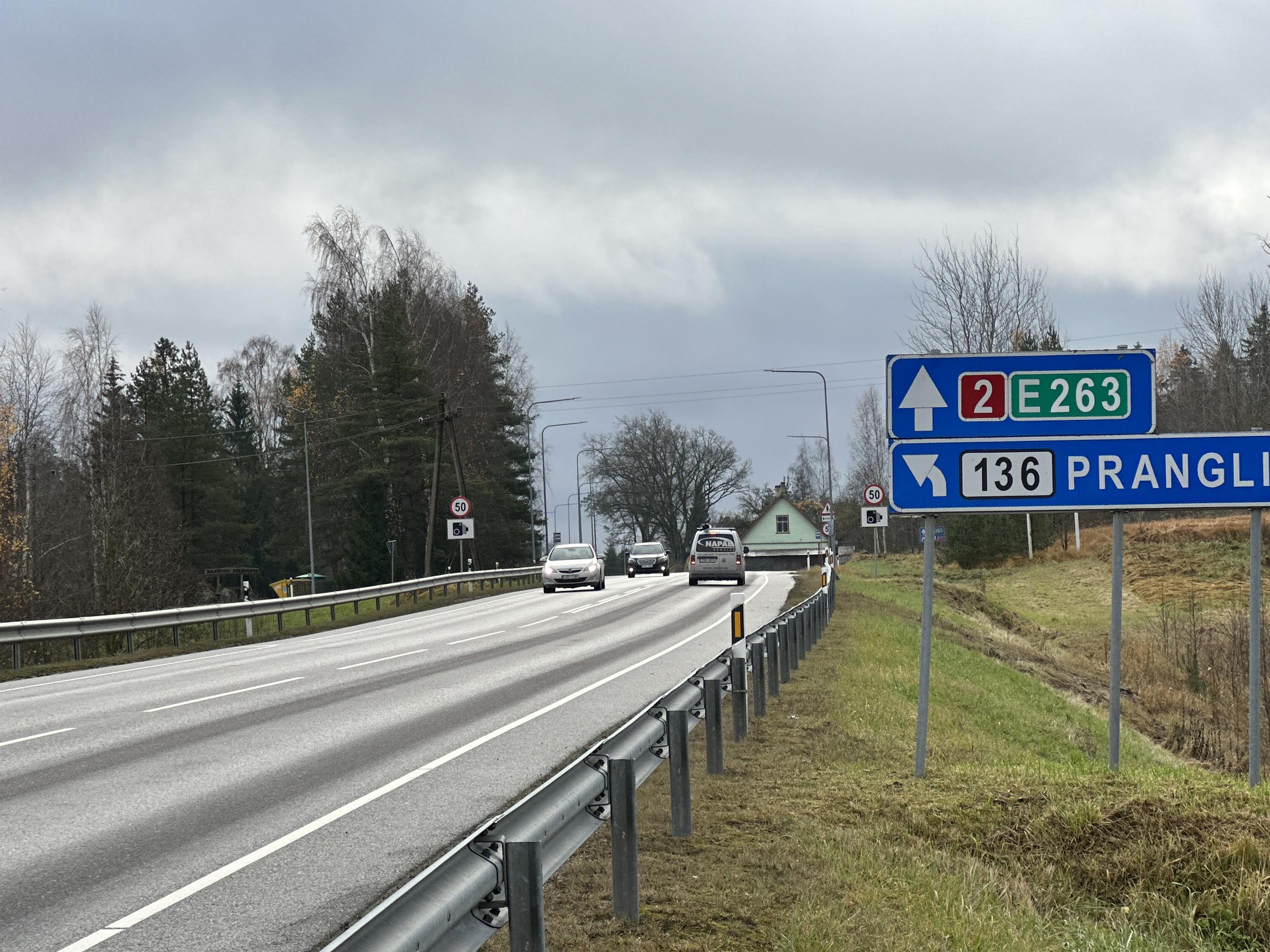 Tartu poolt Võru poole sõites paistab umbes 150 elanikuga Maaritsa nii.  Liiklusjuhtimiskeskuse juhataja Siim Vaikmaa tunnistas, et tänavu ilmselt kiiruskaamerat asendada ei õnnestu. FOTOD: Kalev Annom