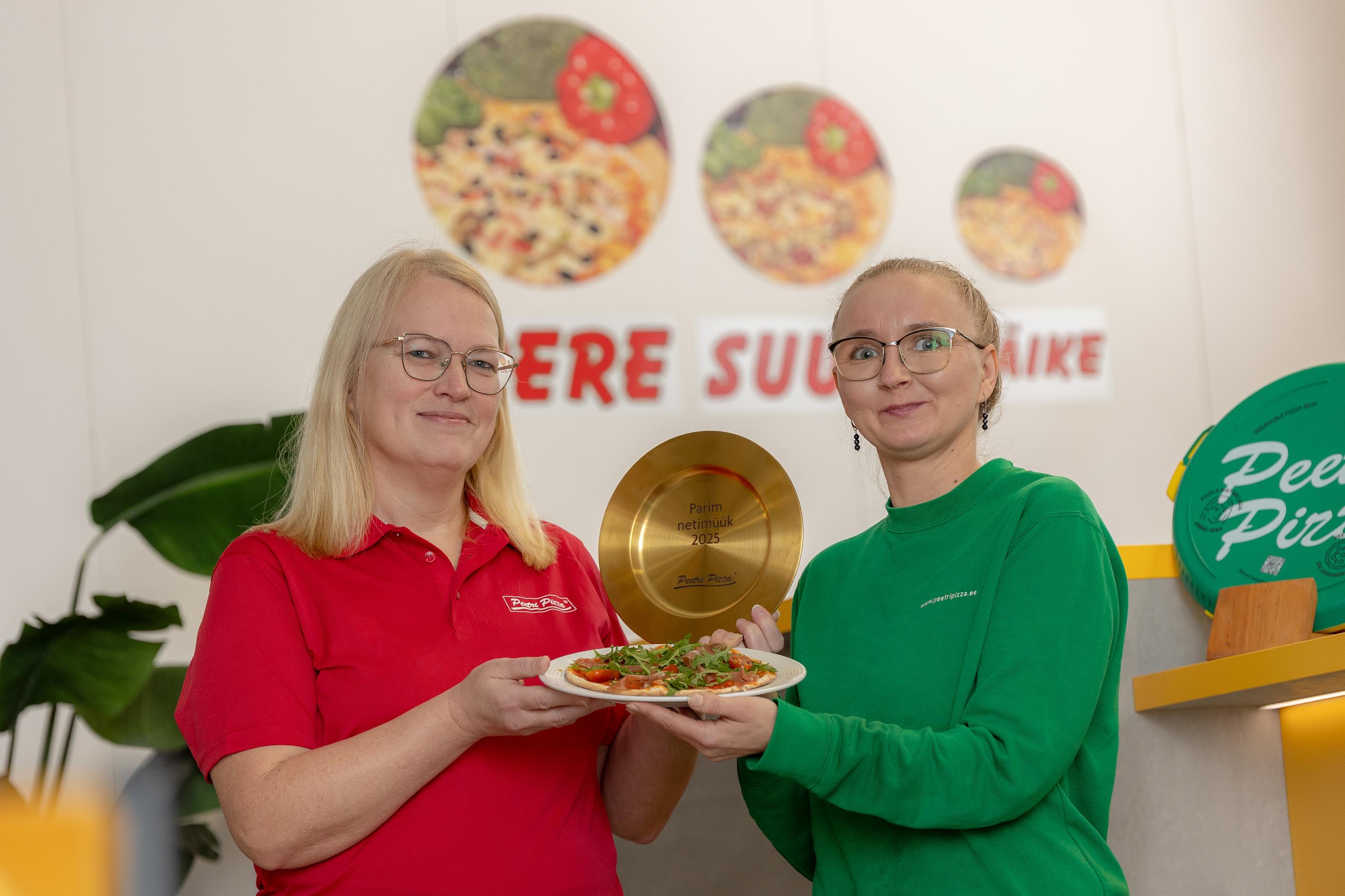 Võru Peetri Pizza tiim sai 2025. aasta edukaima netimüügi tiitli. Pildil vasakult Võru Peetri Pizza juhataja Ulvi Zupsman ja kümneaastase staažiga pitsameister Kadri Arujärv. Foto: AIGAR NAGEL
