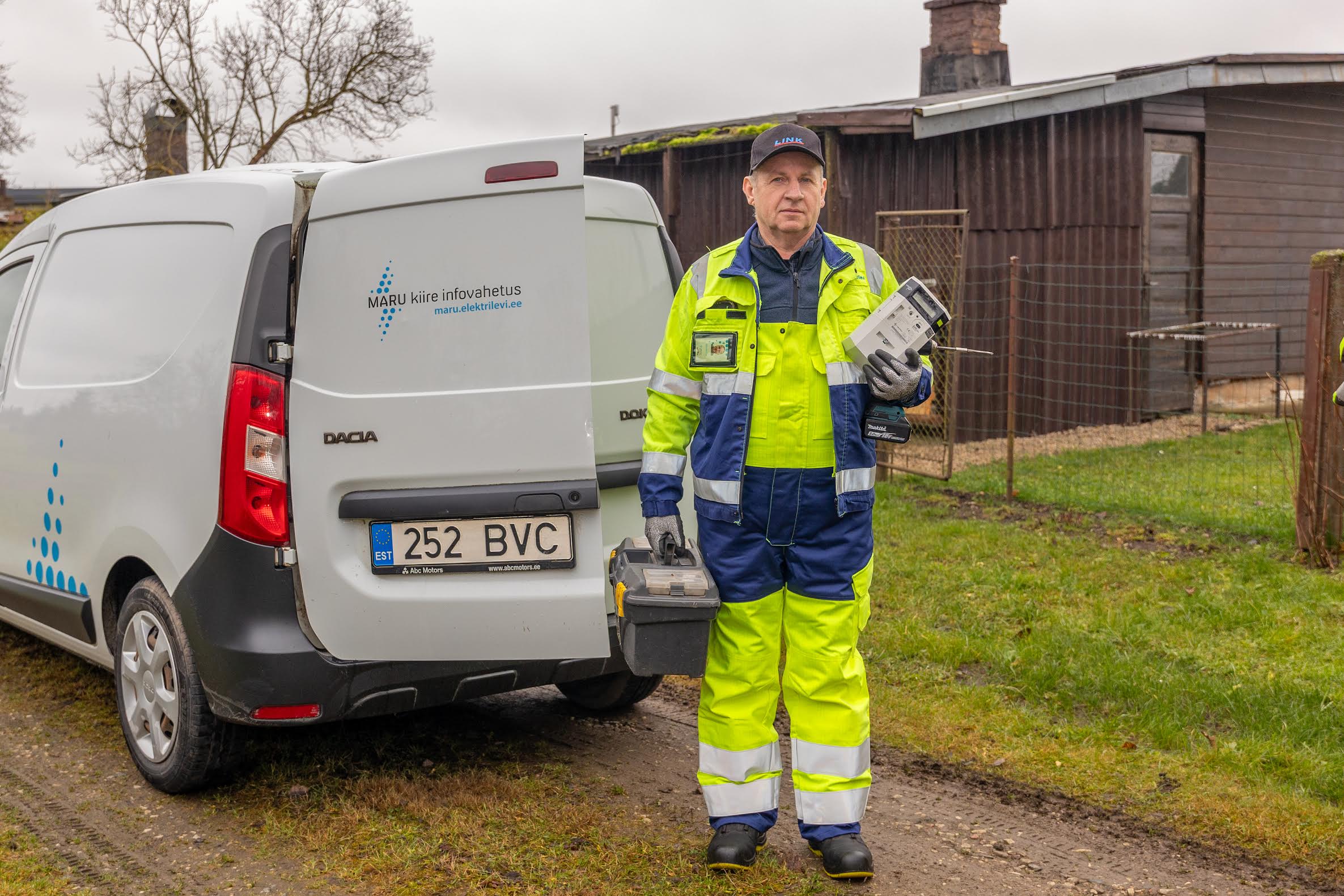 Mihhail Link on Elektrilevis töötanud 21 aastat. Ta teeb tööl enamasti rohkem, kui võiks oodata. Kui on tarvis leida kinnistu omanik, kust peakaitsest vool välja lülitatud, ei pea ta paljuks naabritega suhtlemist ja inimese leidmist, et ära hoida elektri päriselt väljalülitamist ning hilisemaid kulutusi selle taastamiseks. FOTOD: Aigar Nagel