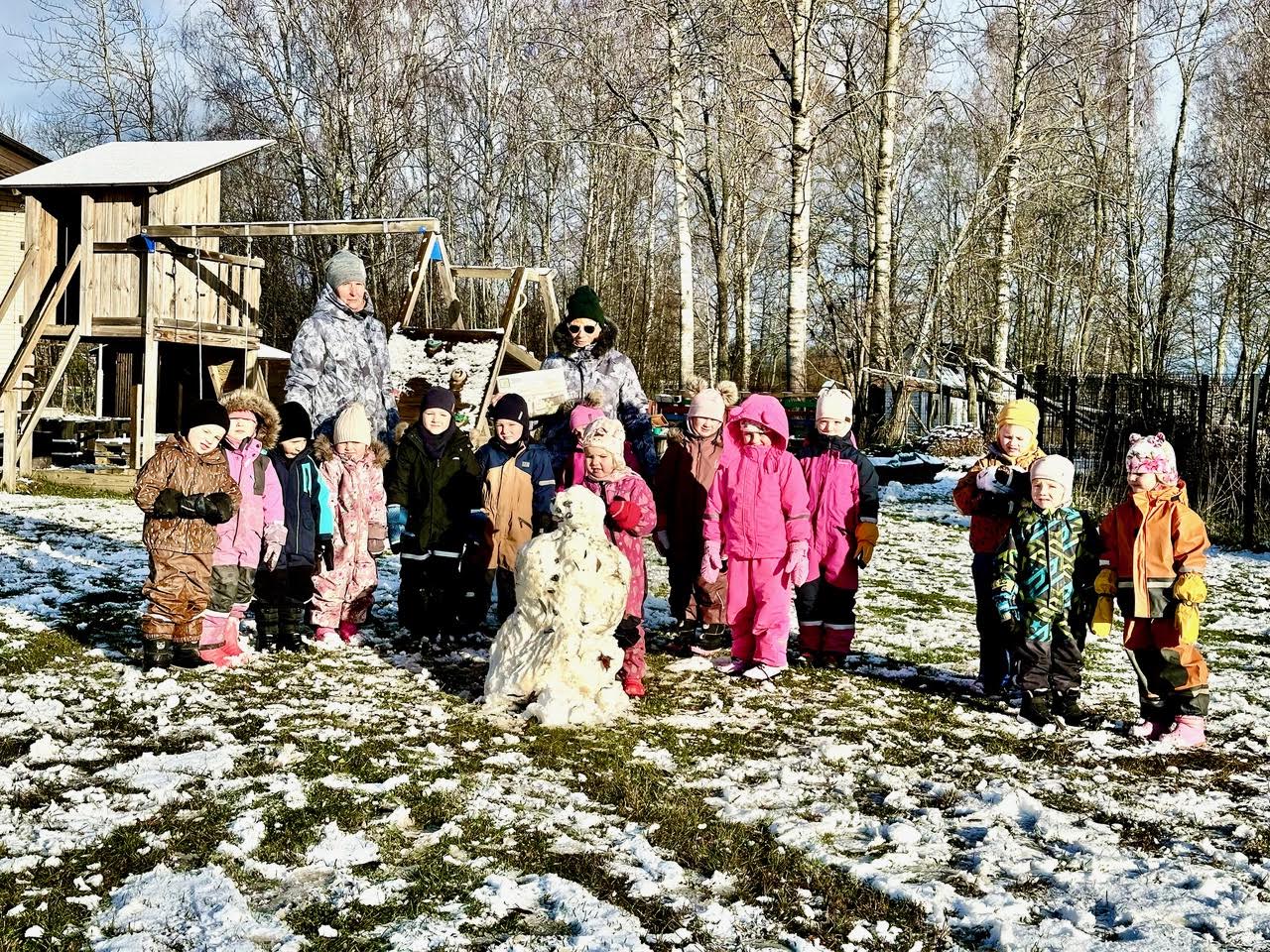 Lasva Pargihaldja lasteaia Metsahaldja rühma lapsed oma õpetajate Merle ja Mairega. Laste nimesid avaldada ei soovitud. FOTO: Kalev Annom