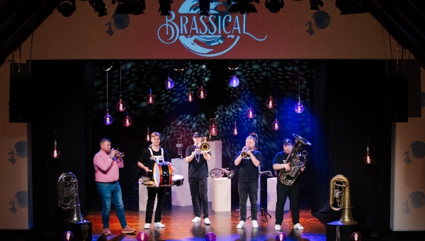 Vaskpilliansambli Brassical kontsert oli nii menukas, et publik plaksutas ansambli lausa mitu korda veel lavale tagasi, et nende repertuaarist veel furoorikaid palu kuulda. FOTO: Birgit Pettai 