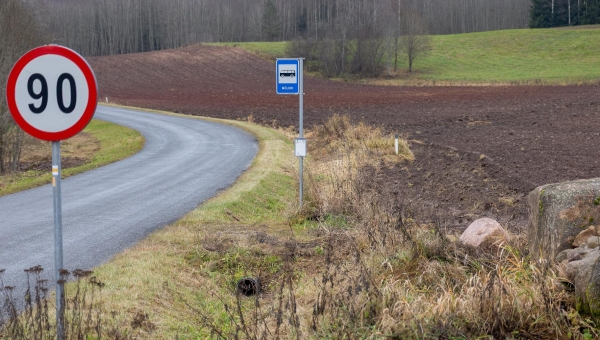 Möldri bussipeatuses peaks Võru valla kodulehel oleva info kohaselt kauplusauto peatuma neljapäeviti kell 10.50. Mainitud ajaks aga kauplusautot ei saabunud. Kohalike kinnitusel ei ole nad kauplusautot siin kandis ammu näinud. Teenusepakkujad tõdevad, et teenuse formaat ongi muutunud ja kauplusauto sõidab sageli inimestele hoopis koju kohale. Foto: AIGAR NAGEL