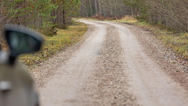 Kuigi kullerfirmad nurisevad Võrumaa kruusateede seisukorra üle, siis on spetsialistide sõnul siin kandis asuvad teed erinevas seisus ning neile ühtset hinnangut anda ei ole võimalik. Foto: AIGAR NAGEL