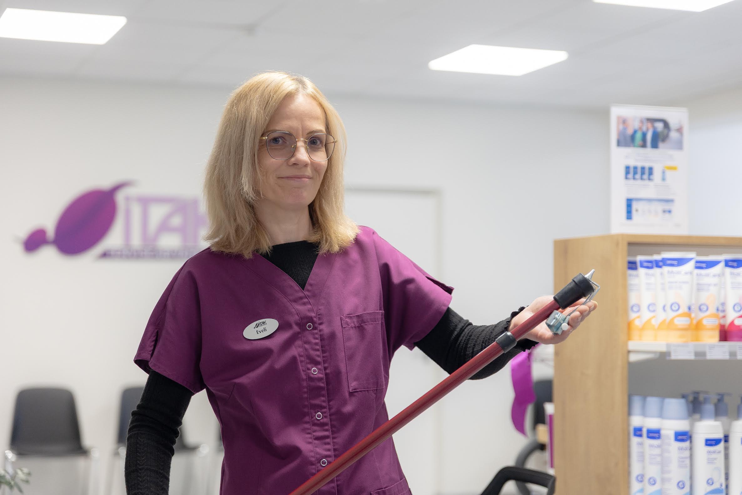 Paarikümne euro eest leiab nii kaubandusest kui ka invaabivahendite poest vajalikud libisemisvastased abimehed jalanõude ja kõnnikepi külge. Fotol Itaki Võru esinduse abivahendispetsialist Eveli Kasak. Fotod: AIGAR NAGEL