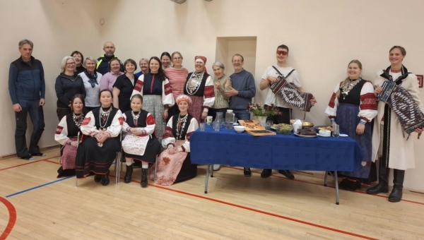 4. oktoobril täitus Obinitsa külakeskuse saal Seto Nädalal naeru, pillimuusika ja tantsuga. Pilli mängisid Gerd Palok, Pilleriin Palok ja Rain Oper. Neid juhendasid Sigrid Pärtin, Katarina-Lee Saarekivi ja Kadrine Elisabeth. Foto: ERAKOGU