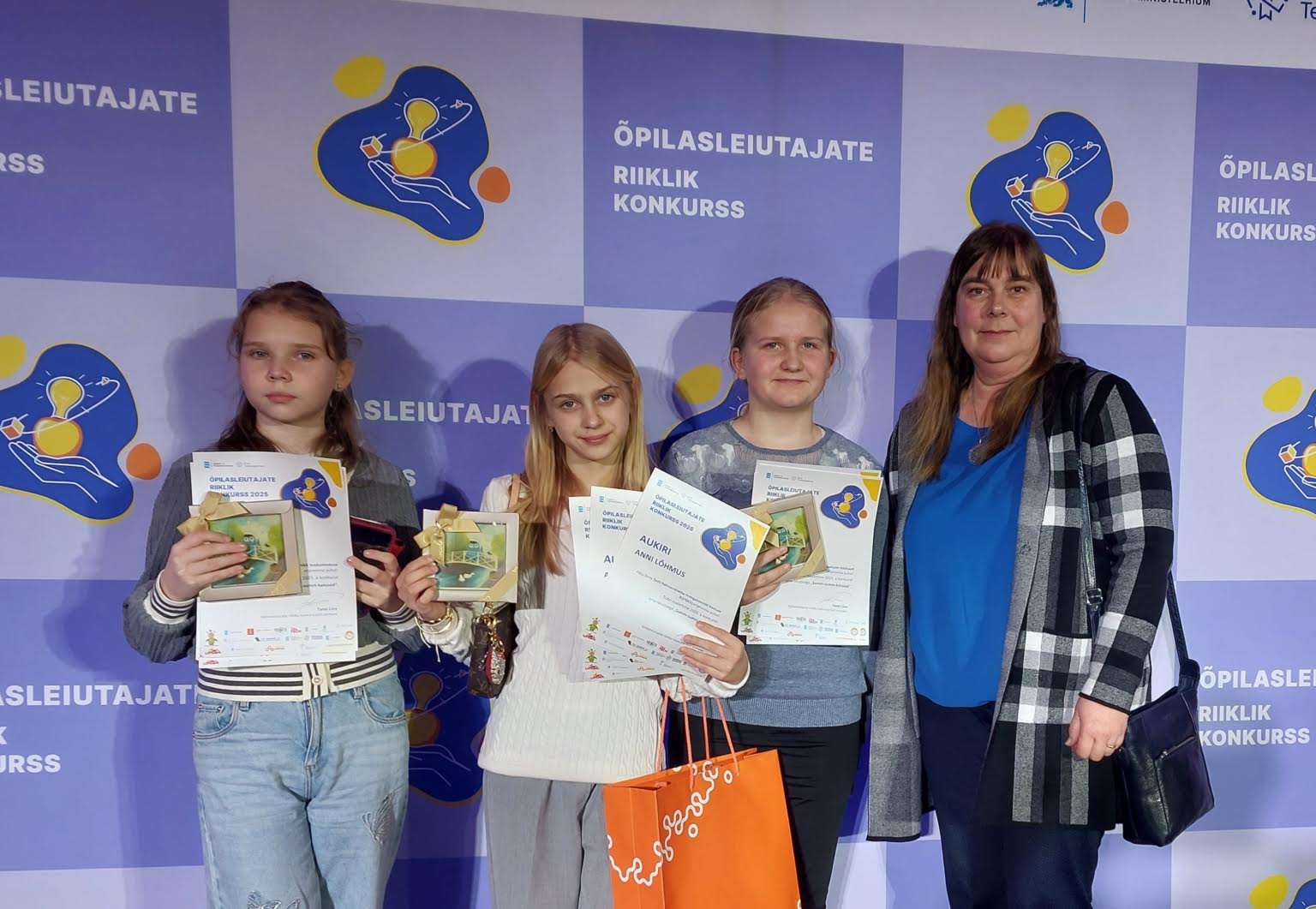 Fotol äsja kolm õpilasleiutajate riiklikul konkursil tunnustust saanud Võru Kesklinna kooli viiendikku: Delia Kreitsberg (vasakult), Anni Lõhmus, Nelly Ivanov ning neid juhendanud õpetaja Anne Kuklane. Foto: ANNE KUKLASE ERAKOGU