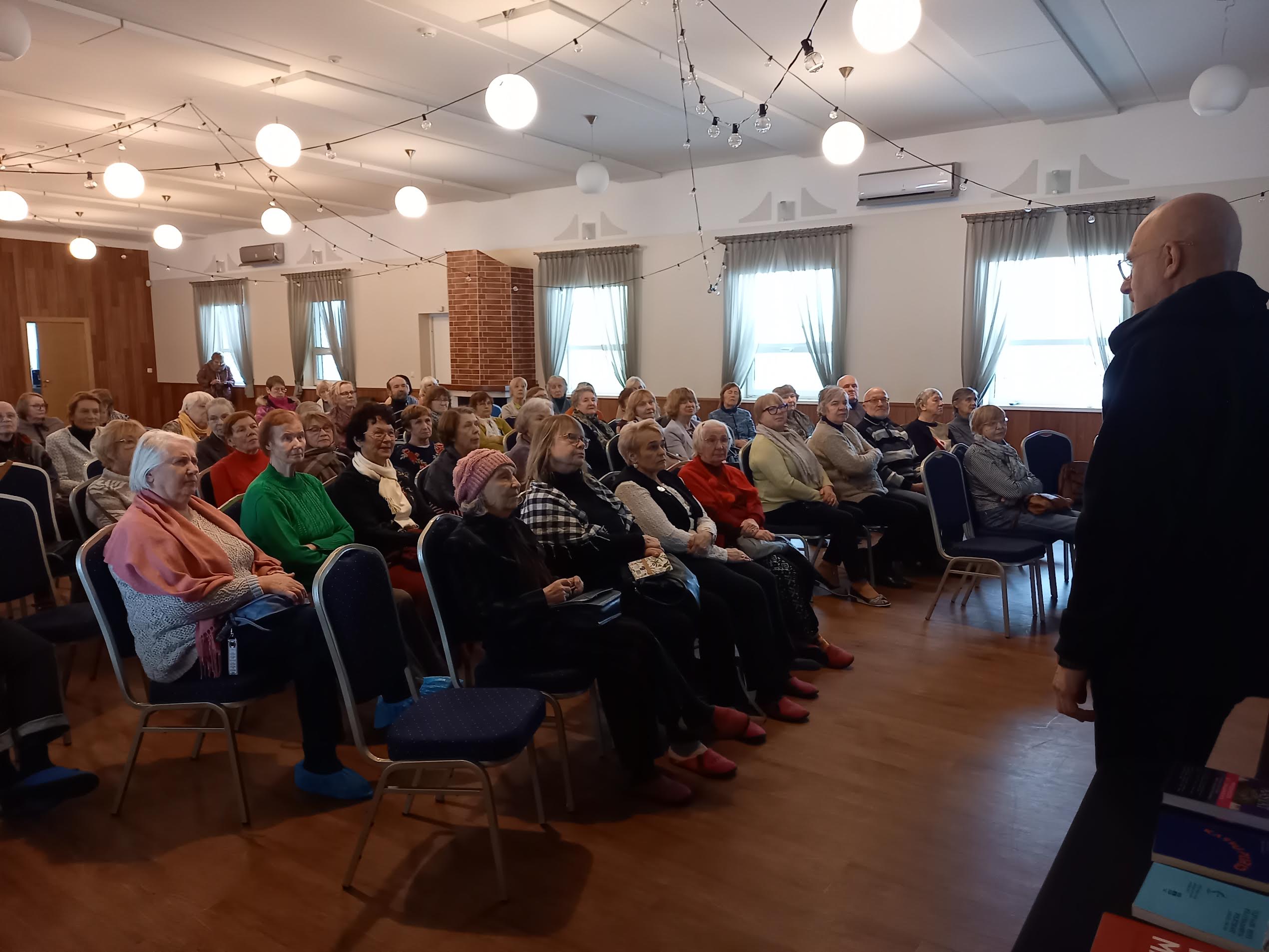 19. novembril kõneles eakatele Navi seltsimajas globaalsetest trendidest Ruve Schank, kes on endine Eesti esindaja WTO ja FAO juures. Foto: ERAKOGU