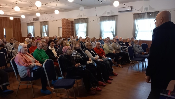19. novembril kõneles eakatele Navi seltsimajas globaalsetest trendidest Ruve Schank, kes on endine Eesti esindaja WTO ja FAO juures. Foto: ERAKOGU