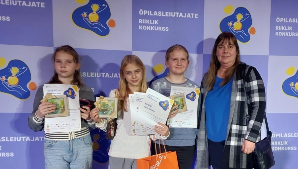 Fotol äsja kolm õpilasleiutajate riiklikul konkursil tunnustust saanud Võru Kesklinna kooli viiendikku: Delia Kreitsberg (vasakult), Anni Lõhmus, Nelly Ivanov ning neid juhendanud õpetaja Anne Kuklane. Foto: ANNE KUKLASE ERAKOGU