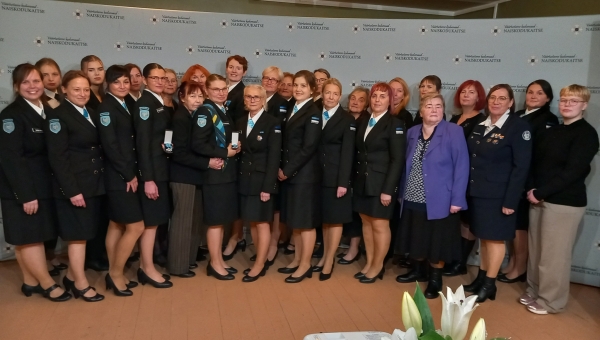 Fotol esireas vasakult neljas Egle Davõdov ja vasakult kuues Eleri Dräbtsinski. Foto: NAISKODUKAITSE VÕRUMAA RINGKOND