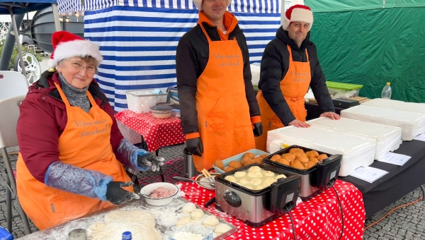 Päevasel ajal sai nautida esinejate tantsulusti, õppida ise tantse või nautida jõululaada melu. Heli Saar pakkus laadal ise tehtud pirukaid. Abiks pojad Siim Kõrkjas (vasakul) ja Sulev Saar. Foto: VÕRUMAA TEATAJA