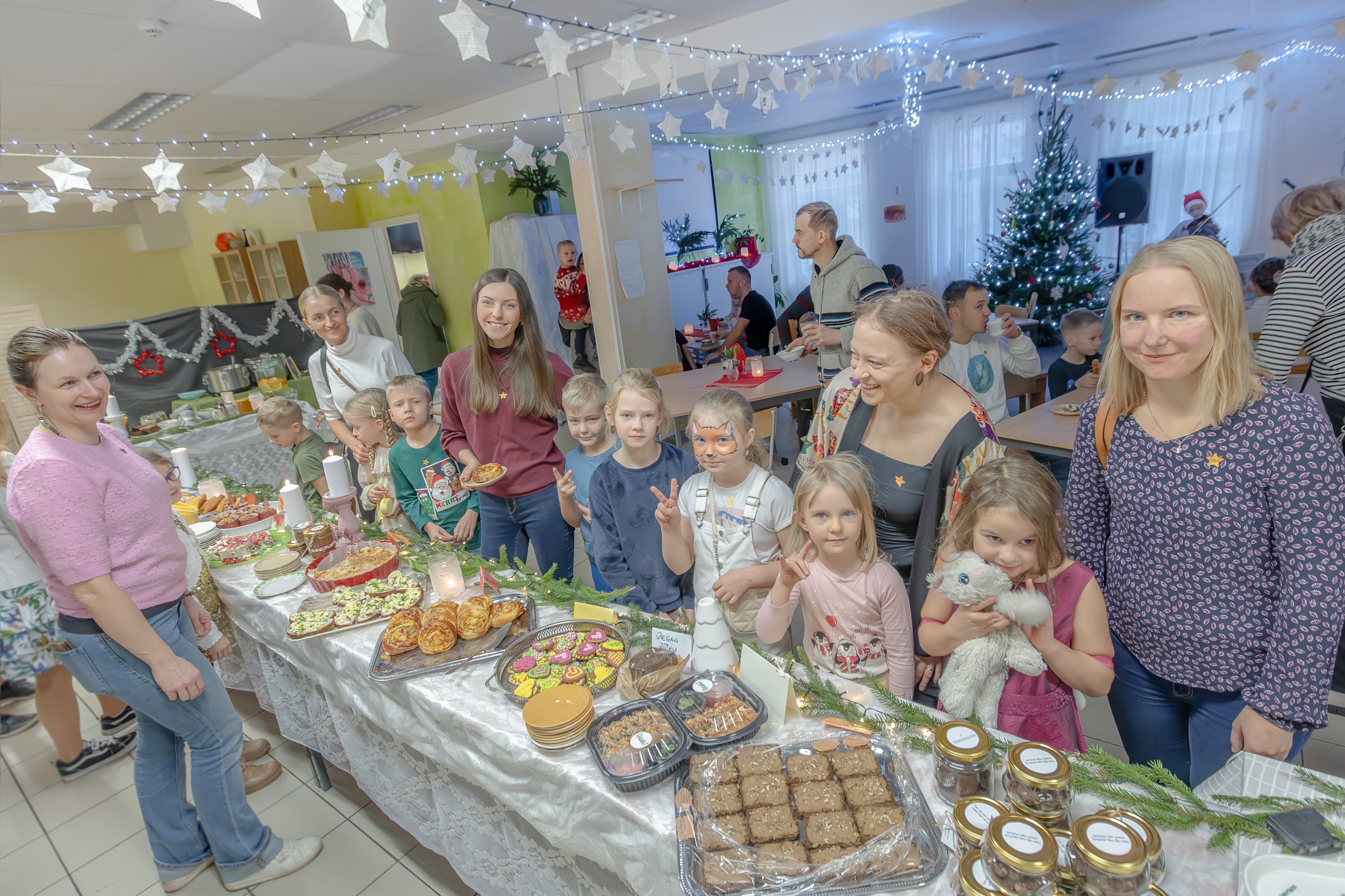 Laada algus, mil kohvikulett oli veel hõrgutistest lookas. Fotol osa lasteaia- ja kooliperest ning panustanud lastevanemad. Foto: AIGAR NAGEL