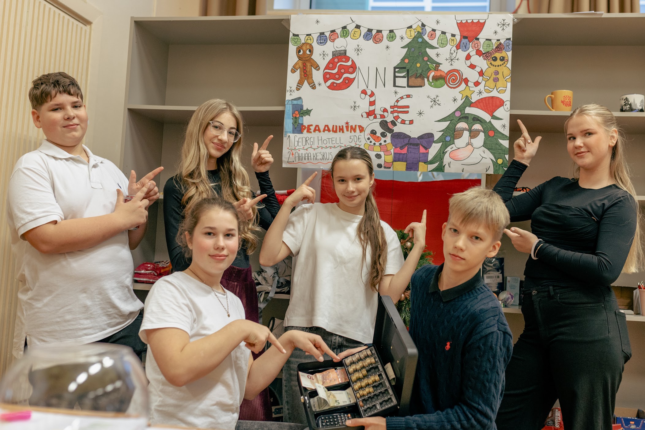 Õnneloos osutus üheks populaarseimaks müügiartikliks. Fotol vasakult meeskonnaliikmed Rico Hanimägi, Emma Casey Kibena, Marta Salumets, Ketrin Kuura, Jan Laane, Lisette Korela. FOTOD: Aigar Nagel